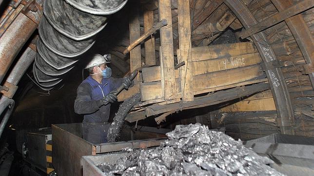 La plantilla de La Vasco se queda en un centenar de trabajadores tras la aprobación del despido de 50 mineros. | ABC