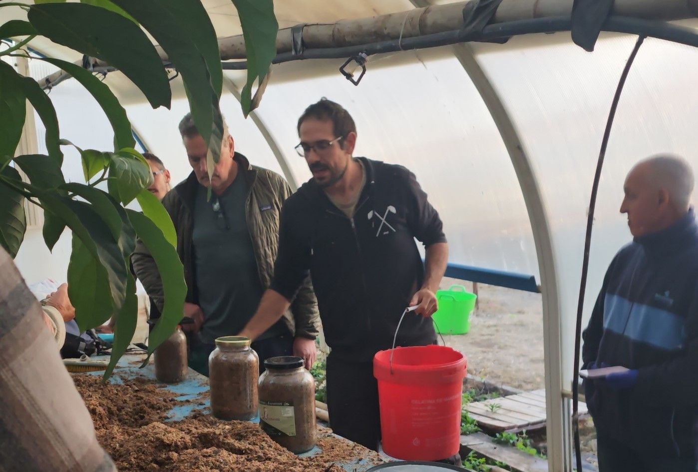 El profesor Antonio Tucci durante las prácticas de uno de los cursos impartidos por Naturgeis, elaborando abono orgánico bocashi