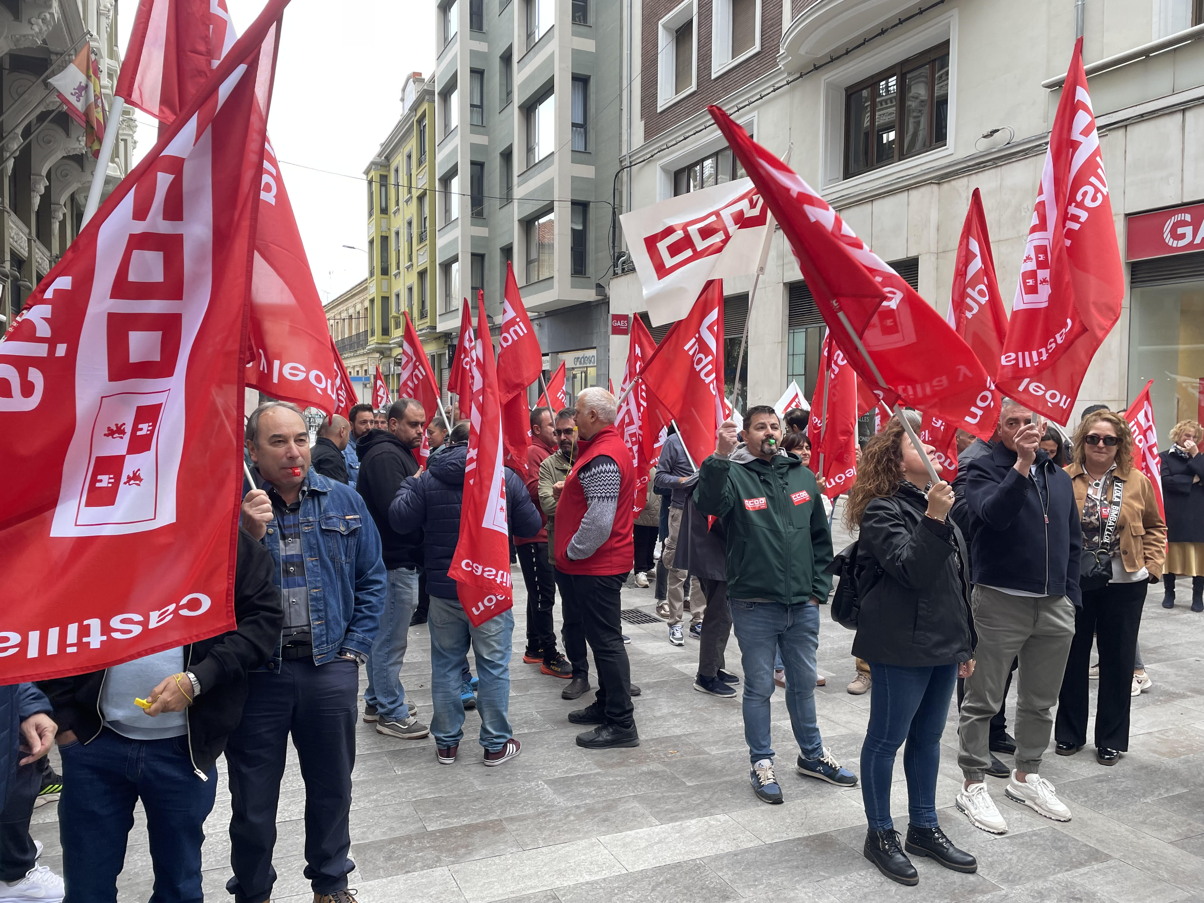 Un instante de la concentración de CCOO Industria frente a las oficinas de Fele para exigir un cambio en la negociación del convenio del metal de León. | L.N.C.