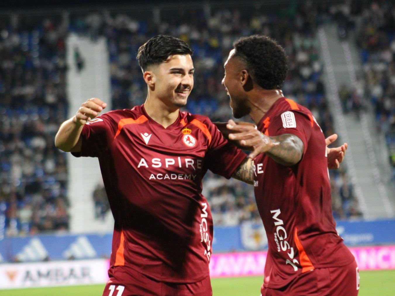 Cortés y Ribeiro festejan uno de los goles de la Cultural en Zaragoza. | CYD