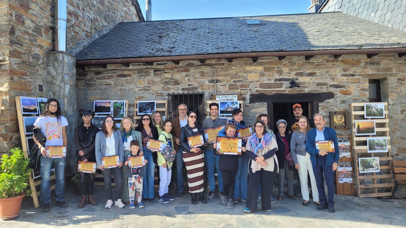 Los participantes posan con los representantes de las instituciones.