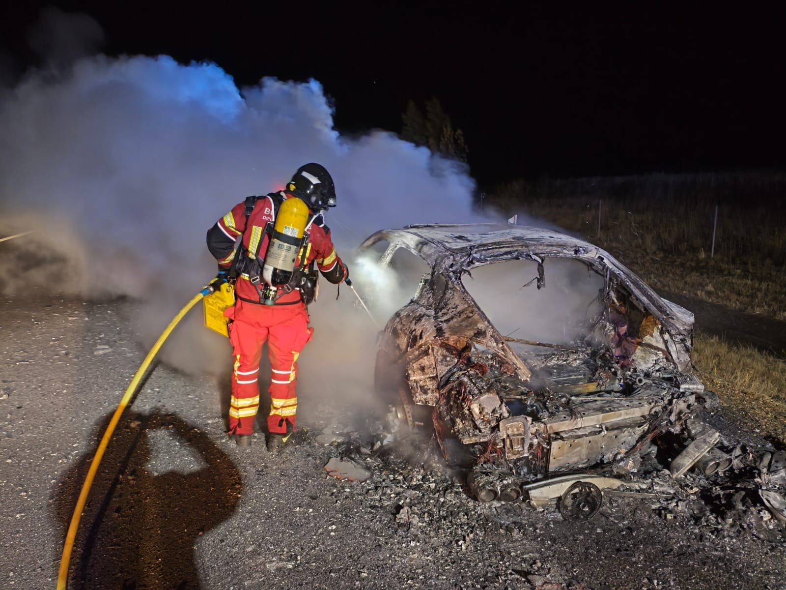Bomberos del SEPEIS de la Diputación de León intervienen en la extinción del incendio de un vehículo en la A 231.