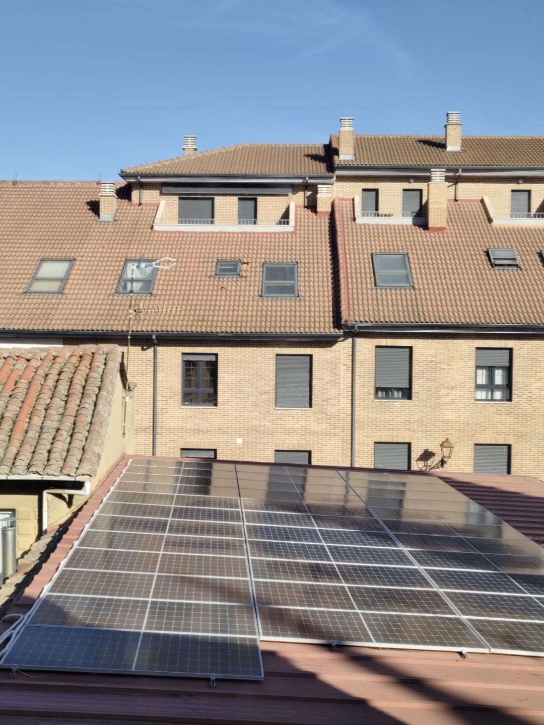 Las placas solares conllevan un ahorro económico y beneficios en materia de sostenibilidad ambiental.