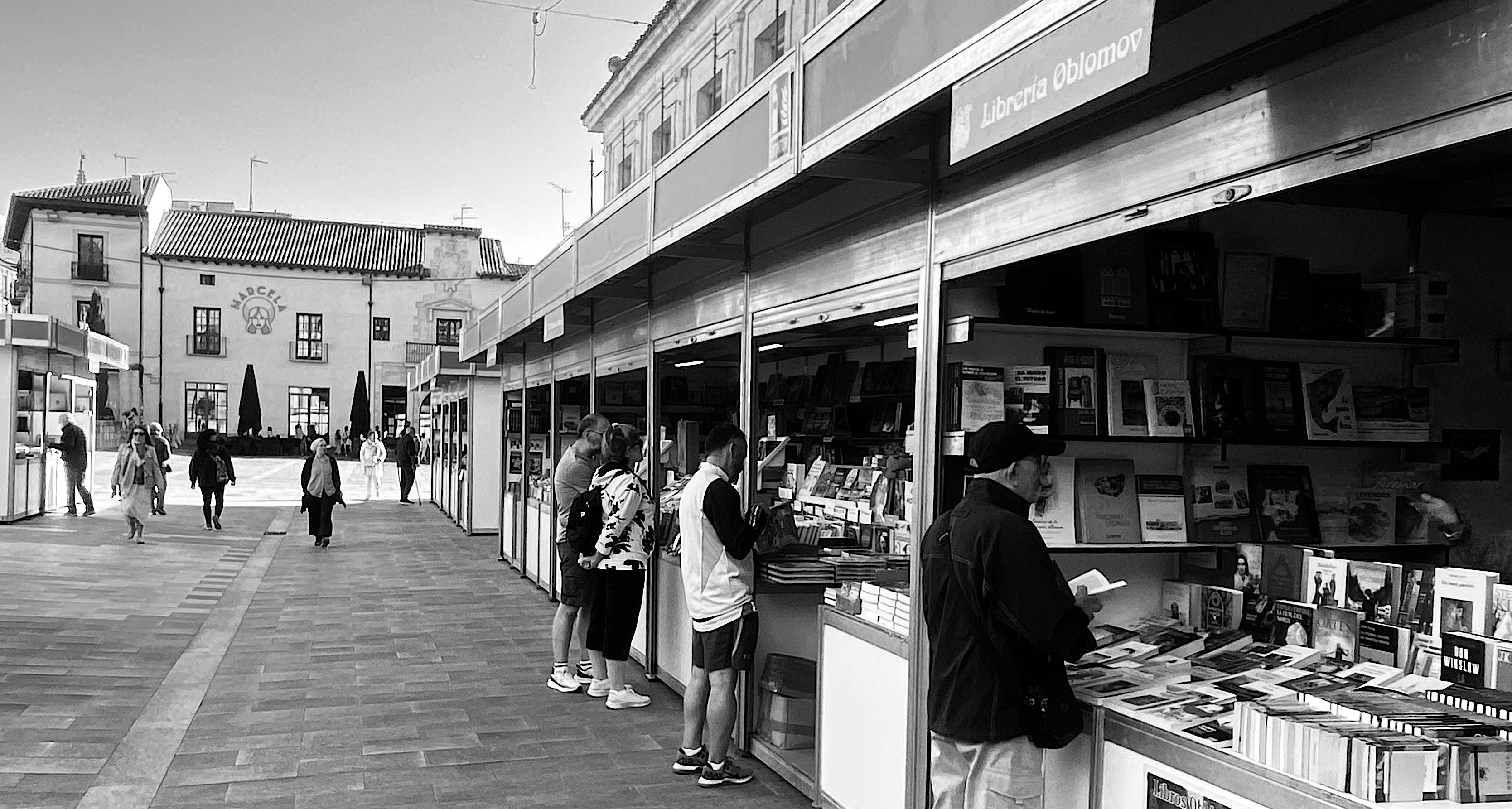 Una imagen de la trigésimo segunda Feria del Libro Antiguo y de Ocasión de León, ubicada en la calle Legión VII de la capital provincial.