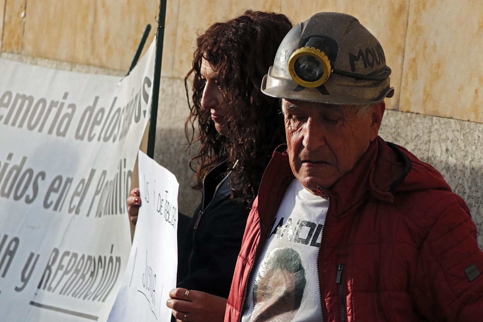 Familiares de los seis mineros muertos en el Pozo Emilio se manifiestan ante los juzgados de León | Peio García (ICAL)