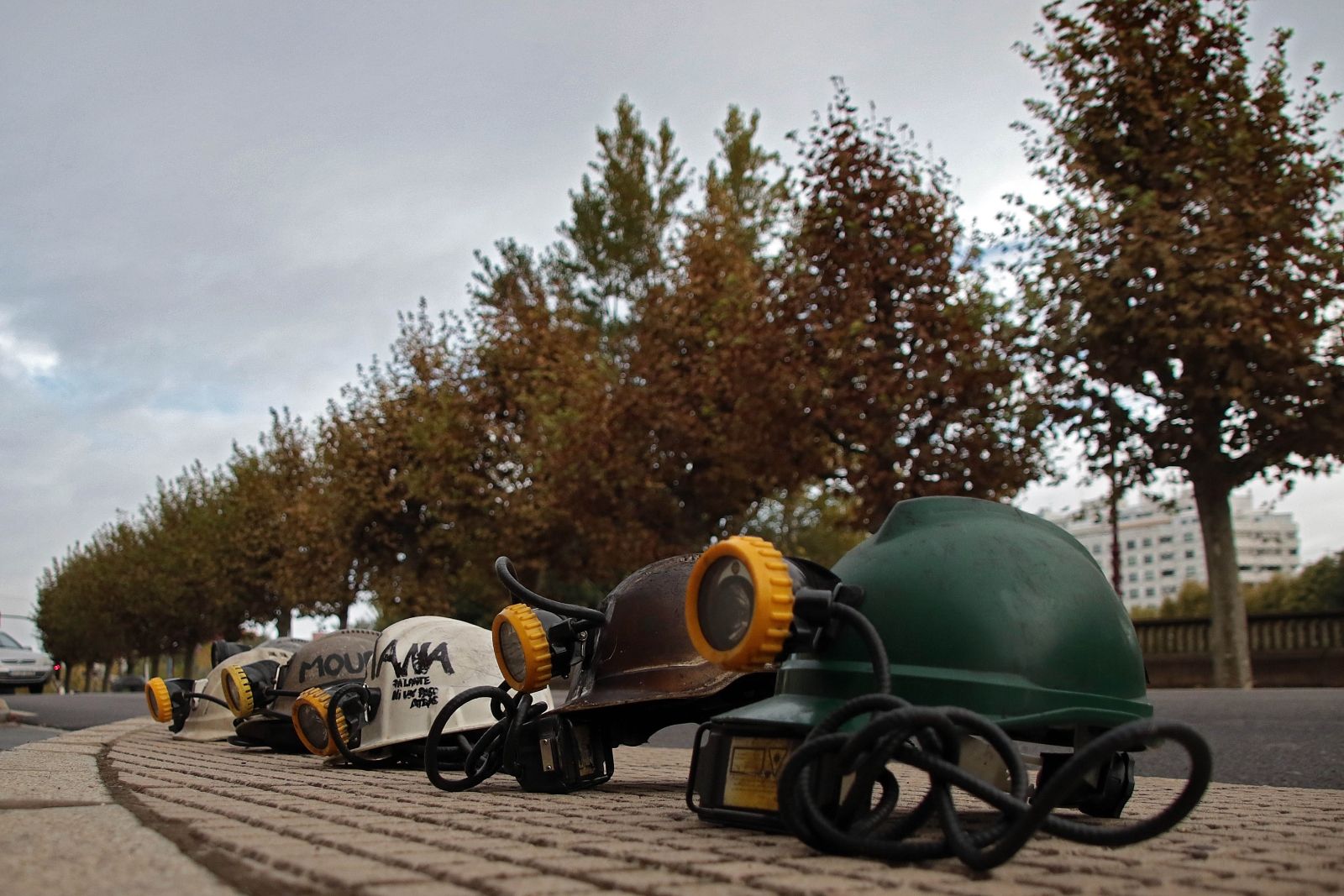 Familiares de los seis mineros muertos en el Pozo Emilio se manifiestan ante los juzgados de León (1)