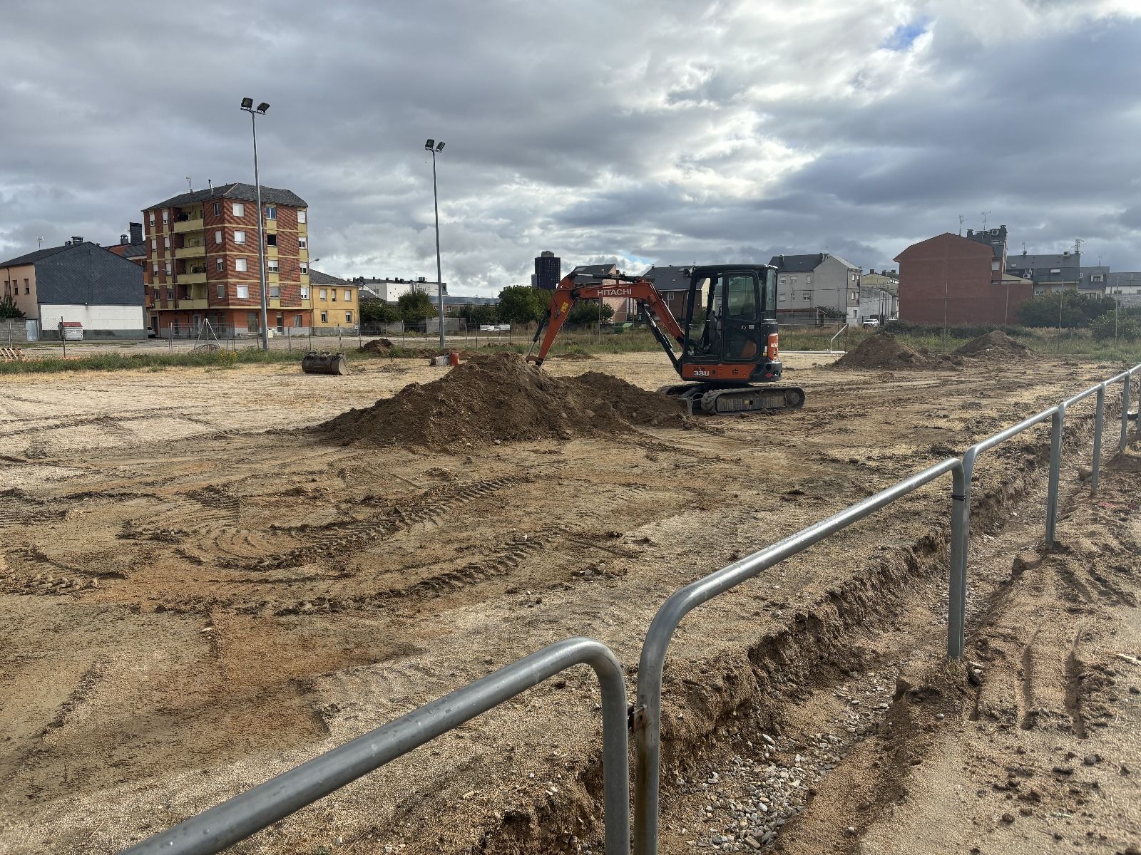 Obras en curso en el campo de fútbol 7 de Cuatrovientos. | JAVIER FERNÁNDEZ