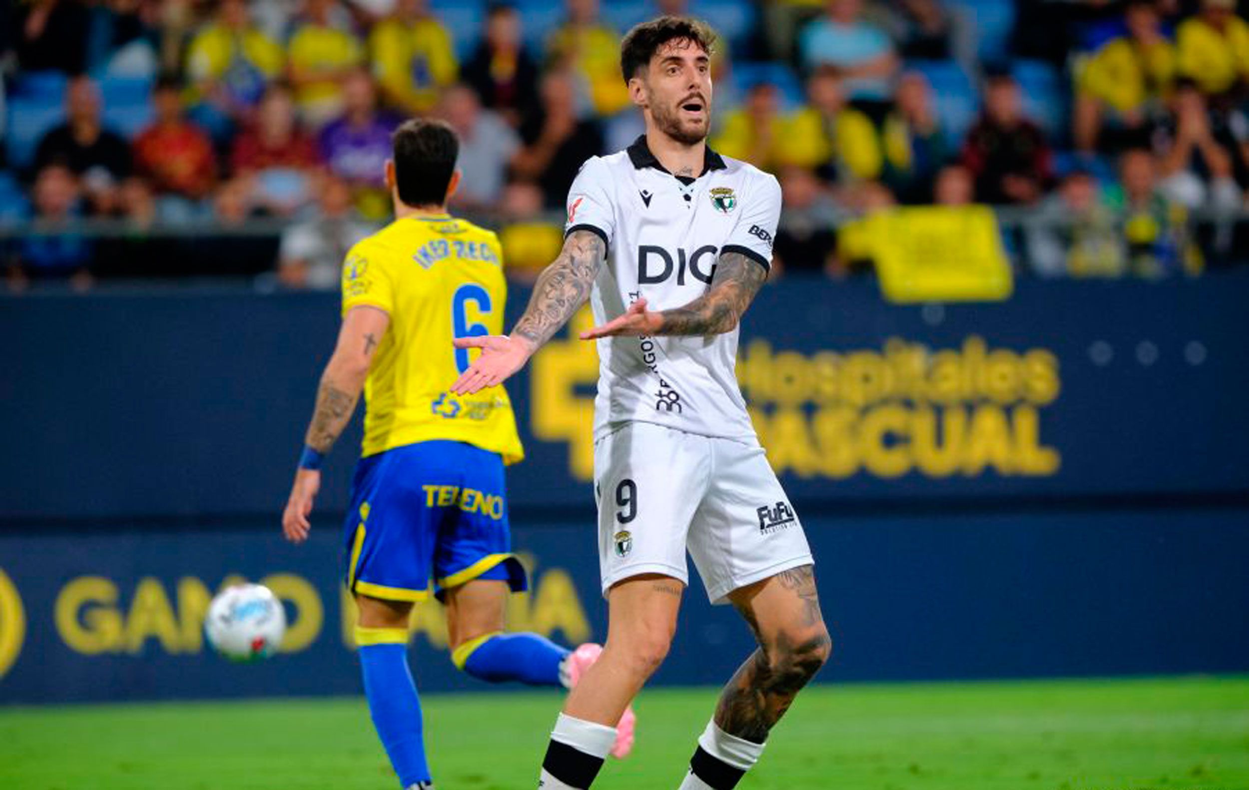 Un instante del Cádiz - Burgos, con la marca leonesa en grande en el pantalón del Cádiz. | LALIGA