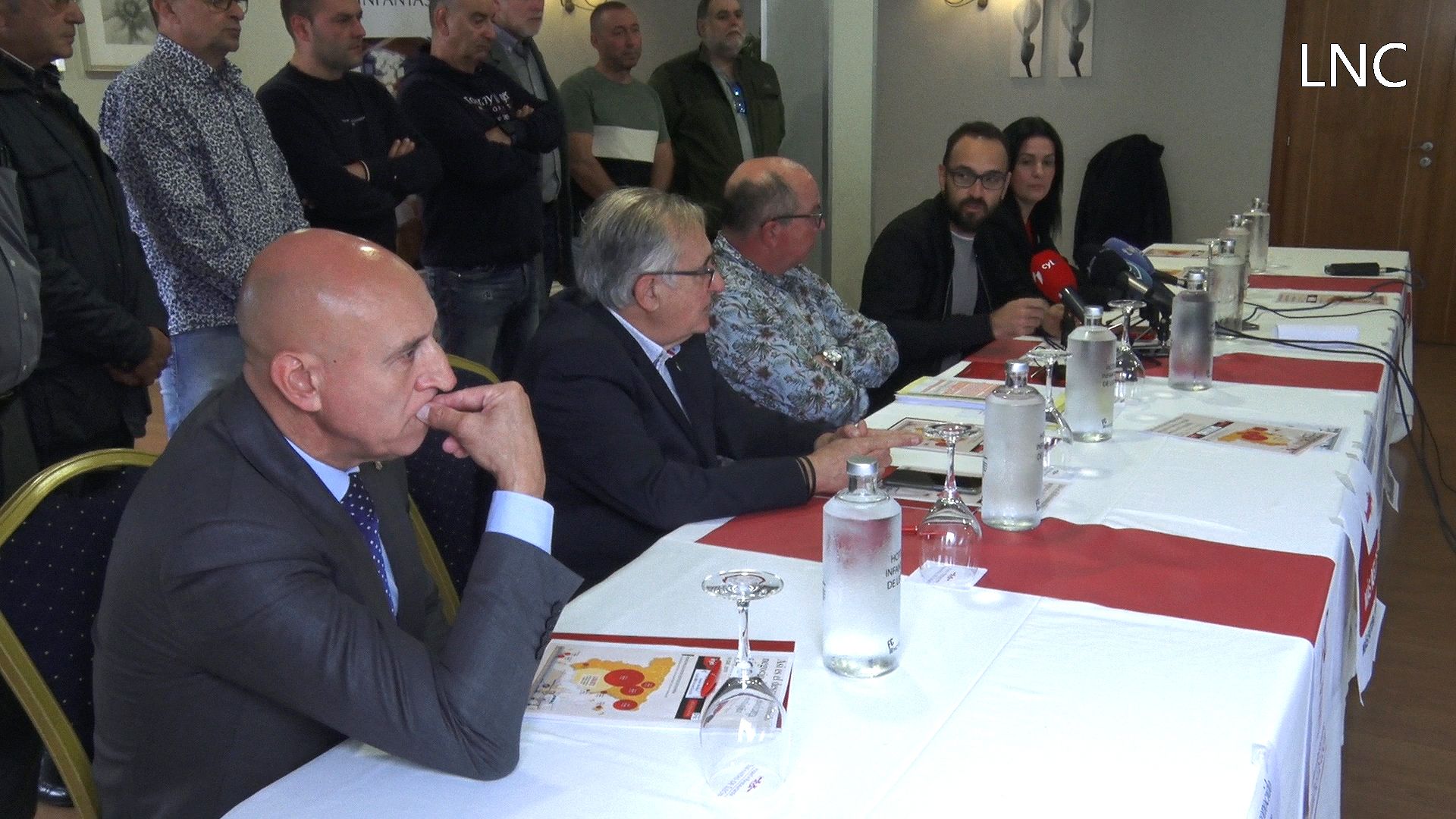 Rueda de prensa de la Plataforma Más Vuelos y los alcaldes de León y el alfoz