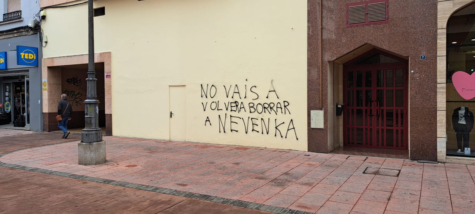 Pintada sobre la fachada de la que se retiró el mural en homenaje a Nevenka. | M.R.