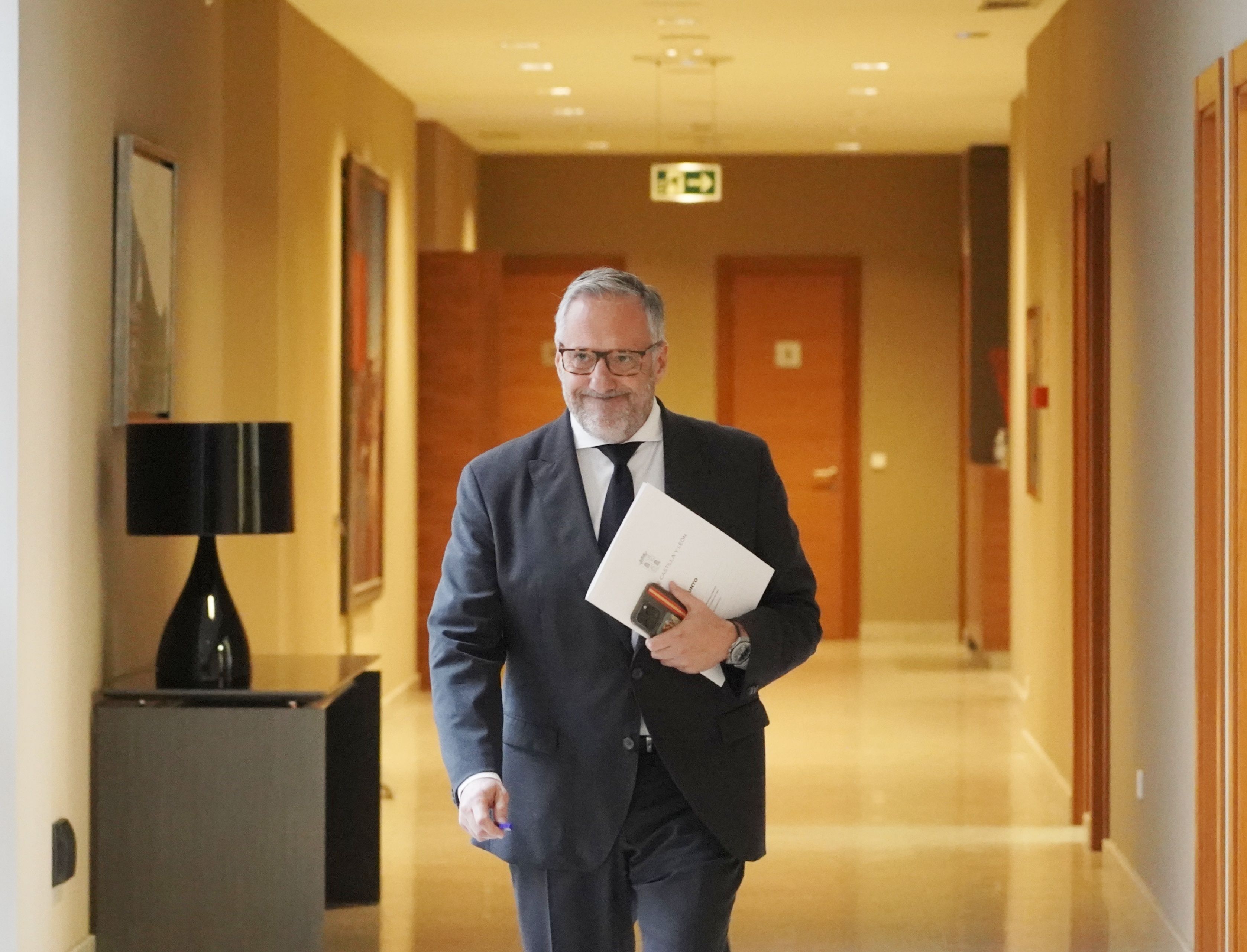 El presidente de las Cortes, Carlos Pollán, antes de la reunión. | ICAL