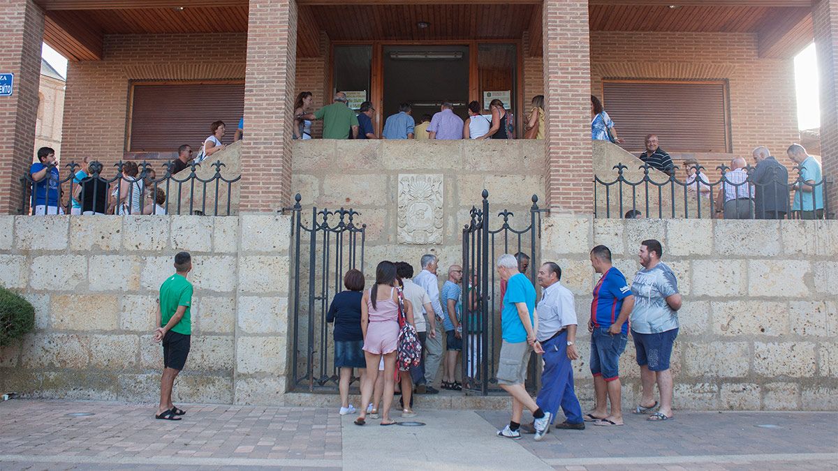 Gran expectación entre los vecinos antes del pleno de Valderas. | T.G.
