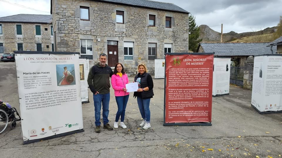 En la imagen, un momento de la inauguración de la exposición en San Emiliano. | O. TURISMO SAN EMILIANO