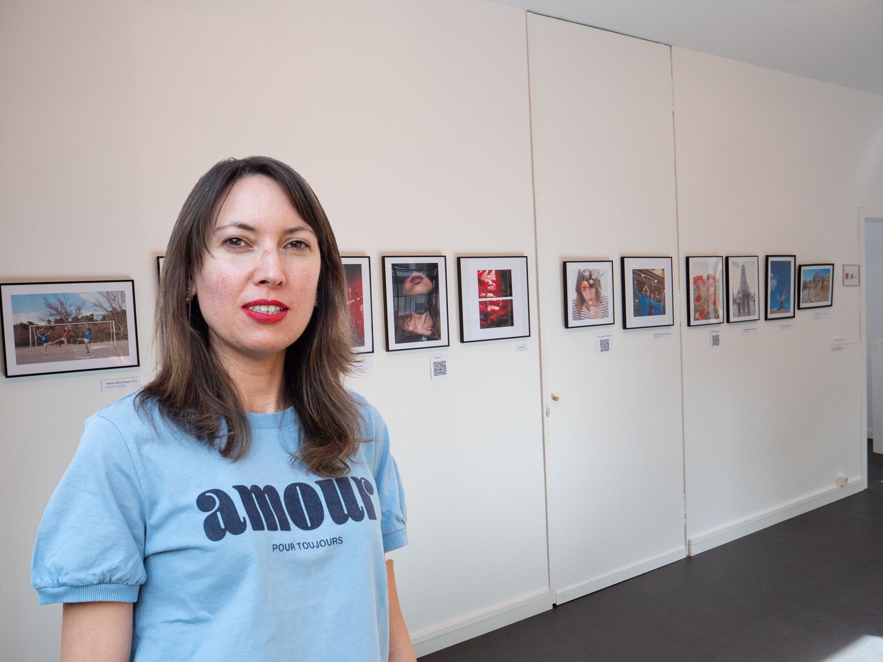 Olivia LH en su exposición ‘Entre luces y acordes’, ubicada en el Albéitar de León. | VICENTE GARCÍA