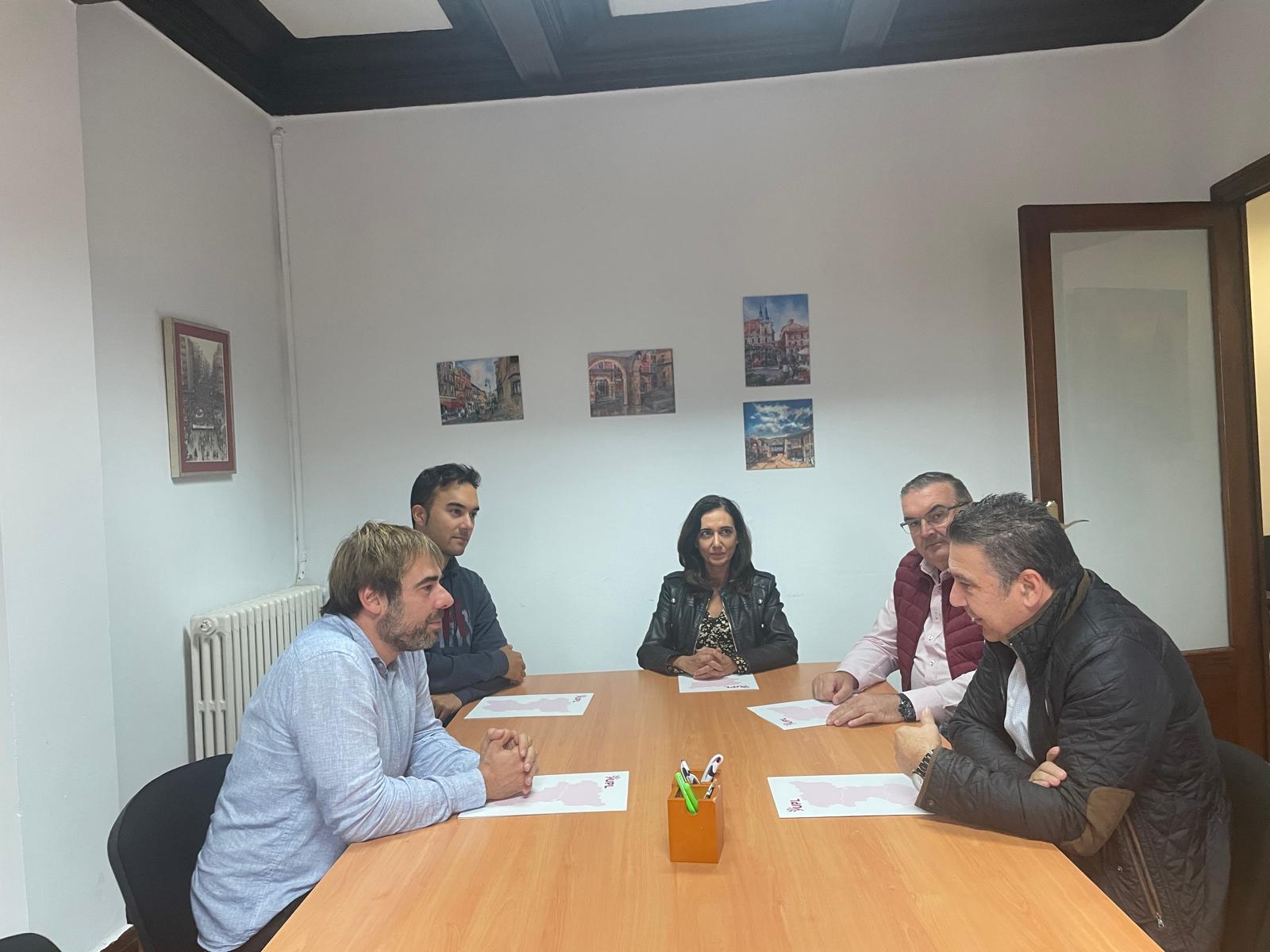 Reunión de representantes de UPL con Daniel Ripa, portavoz de la Plataforma Ciudadana Peaje del Huerna ¡No!. | L.N.C. Reunión de representantes de UPL con Daniel Ripa, portavoz de la Plataforma Ciudadana Peaje del Huerna ¡No!. | L.N.C.