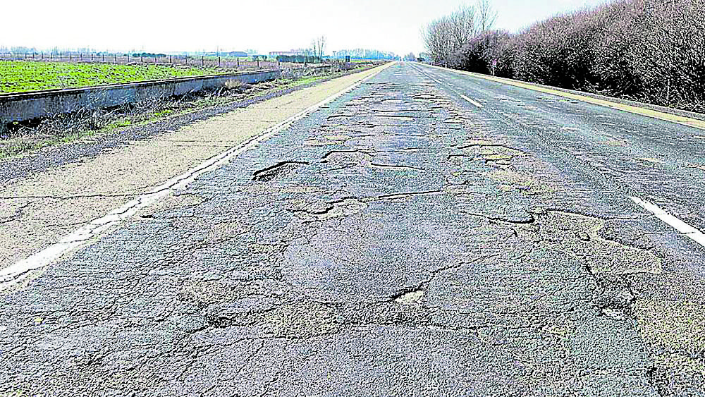 Imagen de una carretera en mal estado | MAURICIO PEÑA Imagen de una carretera en mal estado | MAURICIO PEÑA