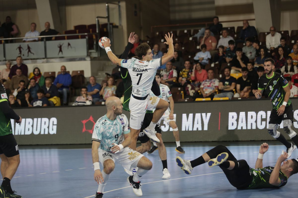 Wasiak, autor del gol decisivo, realiza un lanzamiento ante la defensa del Nexe. | FERNANDO OTERO