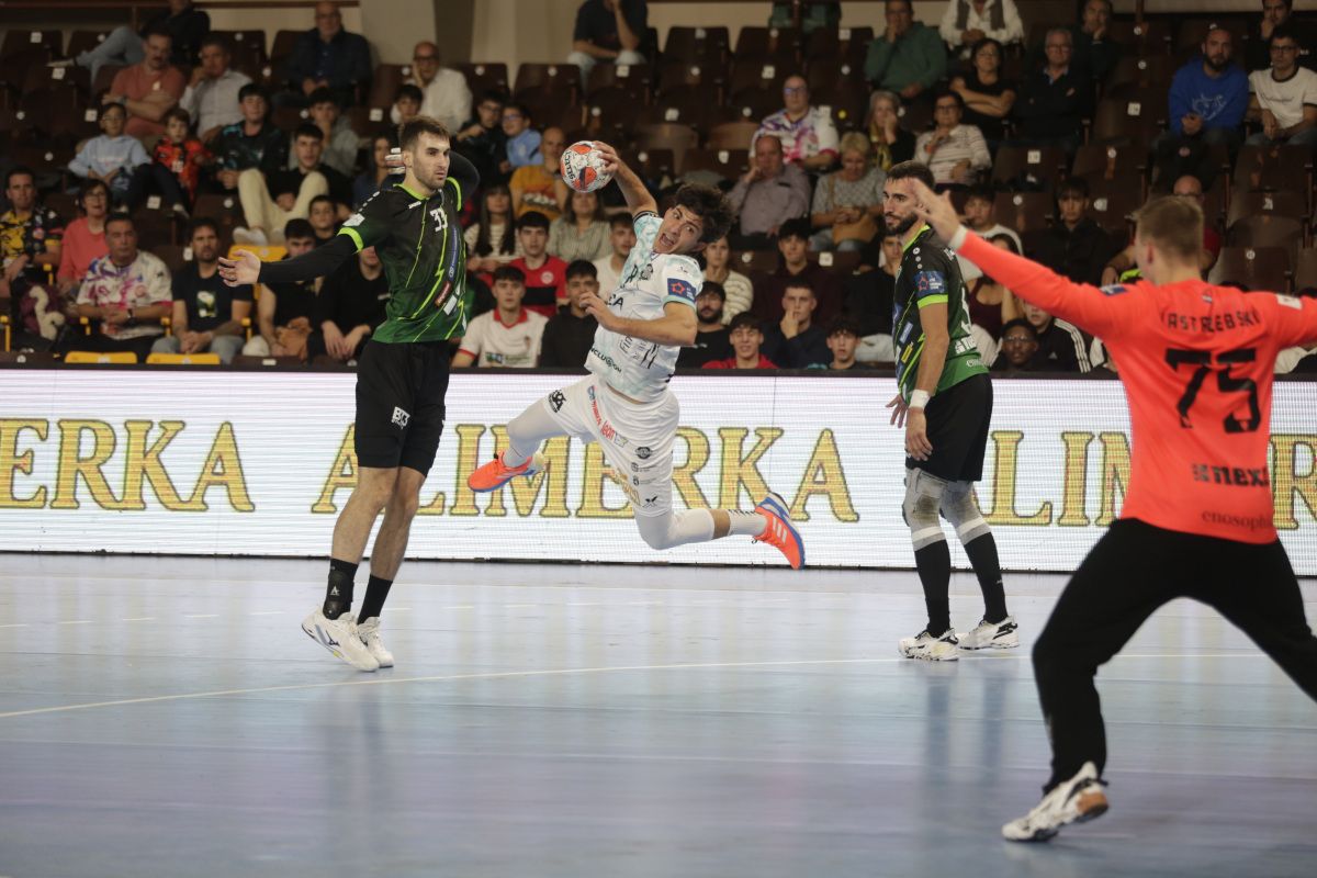 El extremo del Ademar, Darío Sanz, lanza durante el partido frente al Nexe. | FERNANDO OTERO