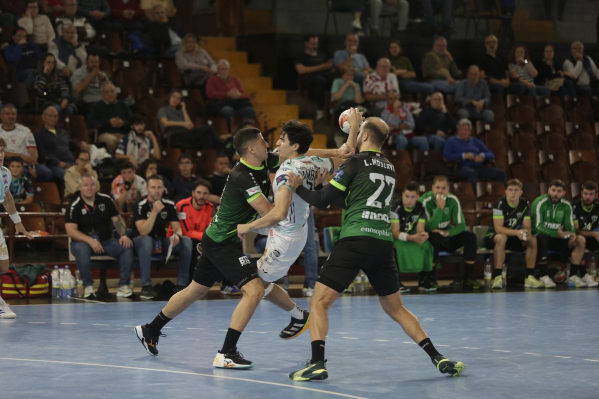 Miñambres es frenado en falta por Luka Moslavac durante el partido del Ademar frente al Nexe en el Palacio. | FERNANDO OTERO Miñambres es frenado en falta por Luka Moslavac durante el partido del Ademar frente al Nexe en el Palacio. | FERNANDO OTERO