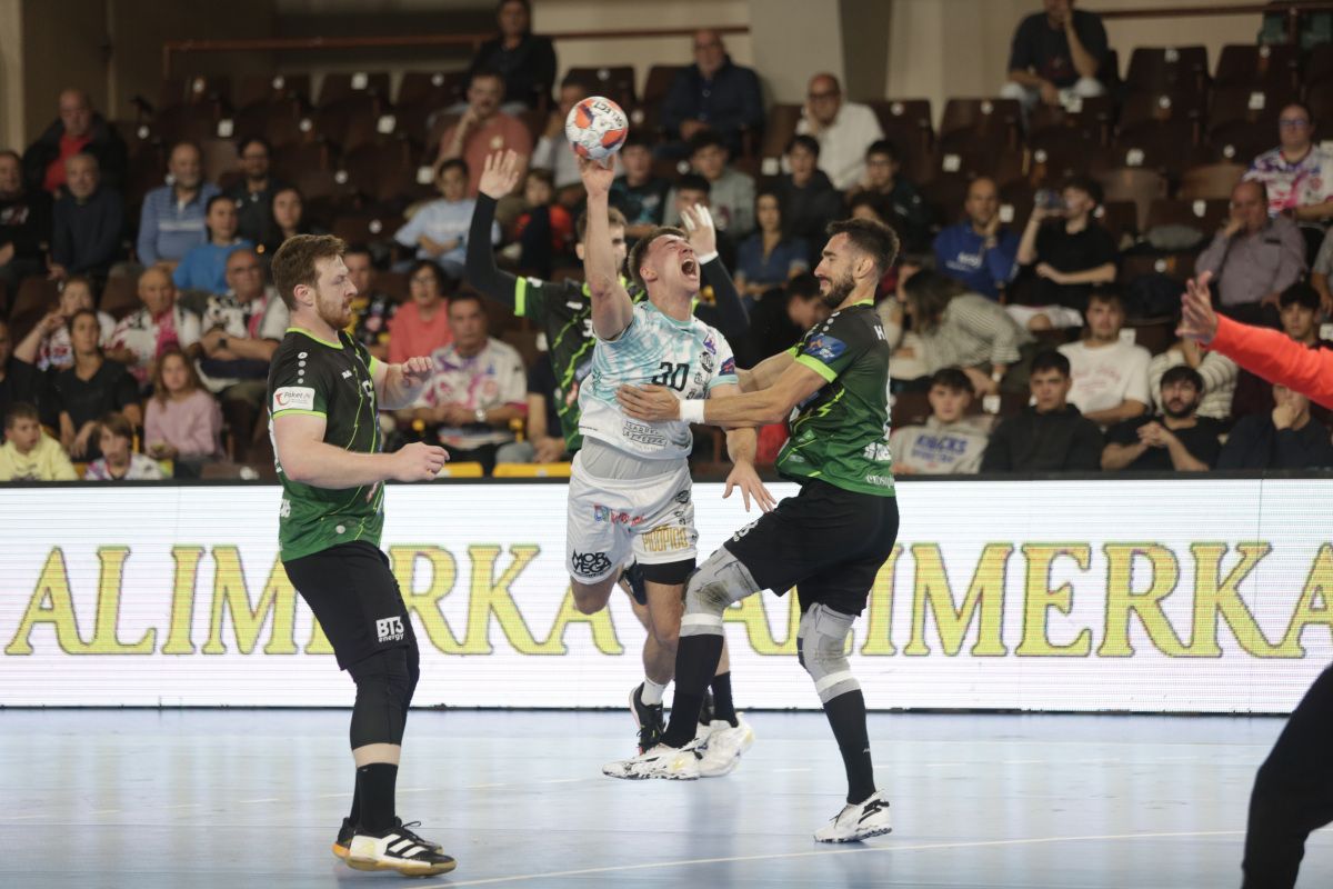 Albizu lanza durante el encuentro entre el Ademar y el Nexe. | FERNANDO OTERO