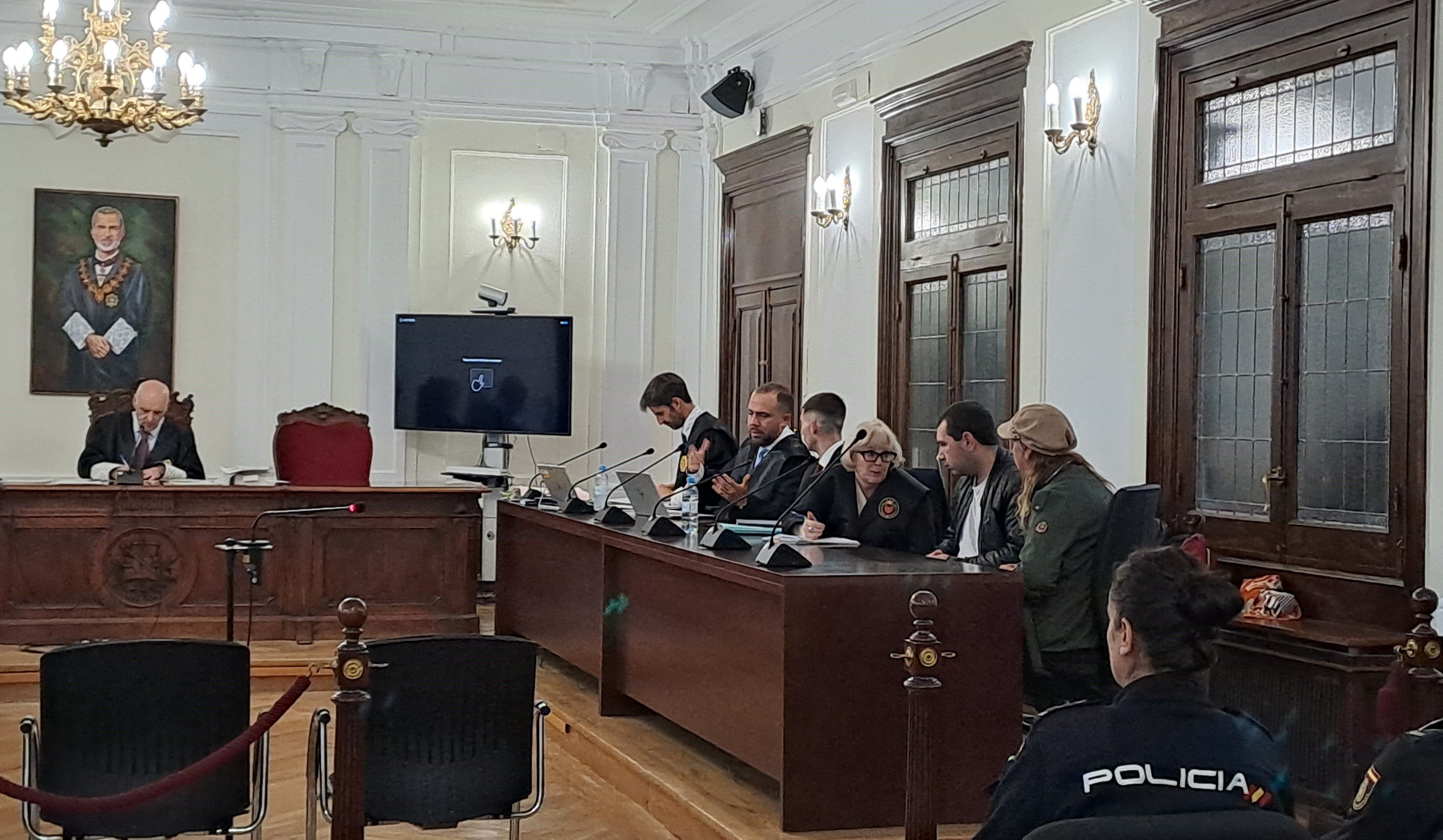 Segunda sesión del juicio contra Alan Rubén T.S., el joven acusado de asesinar a su madre en la Nochebuena de 2022 en el barrio de San Esteban de León. | D.I.