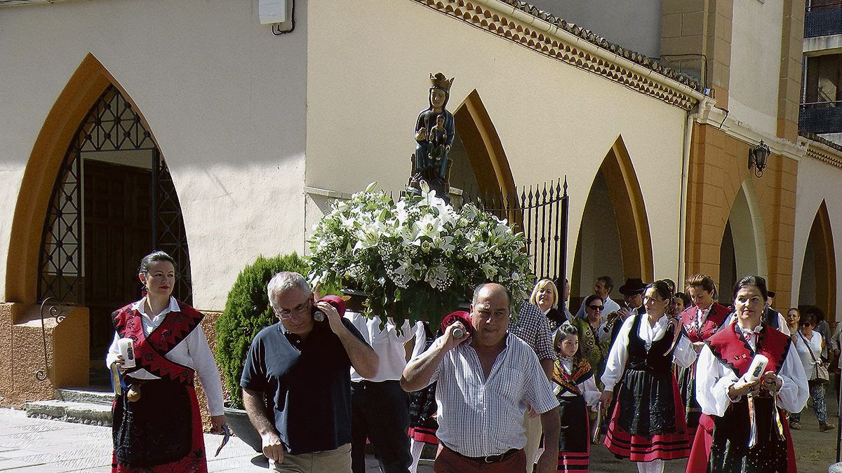 La Virgen de las Nieves o Celada retornó este lunes a la ermita. | E.N.