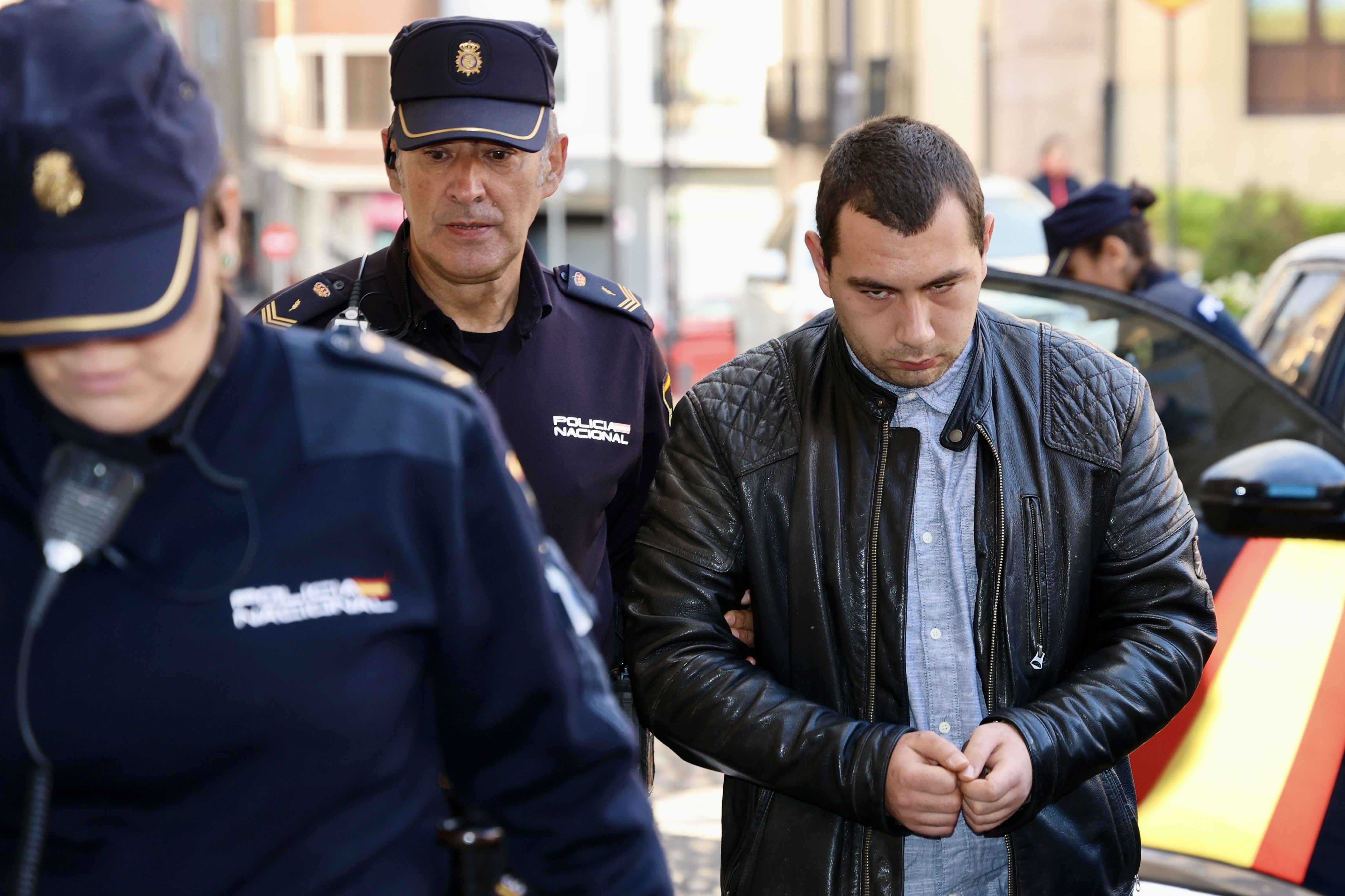 Alan Rubén T.S., el joven acusado de asesinar a su madre en la Nochebuena de 2022 a su llegada al juicio el martes. | CAMPILLO (ICAL)