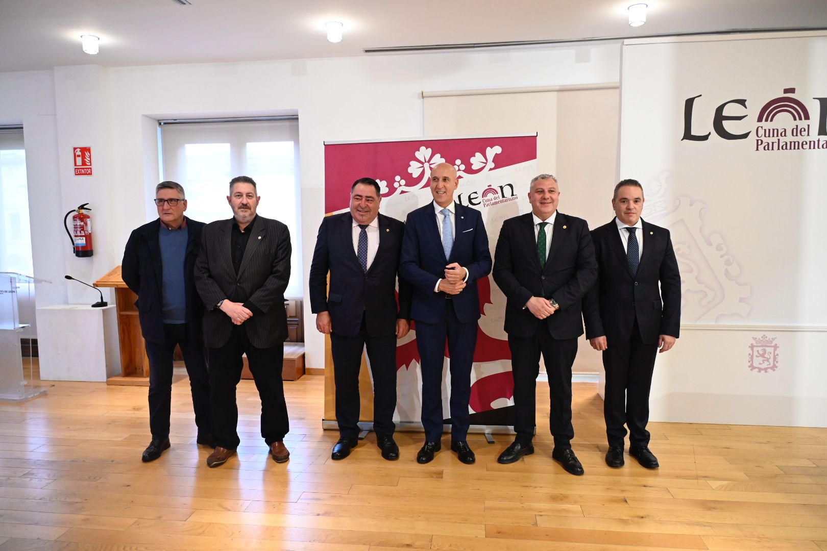 Foto de familia de la presentación de la candidatura. | SAÚL ARÉN Foto de familia de la presentación de la candidatura. | SAÚL ARÉN