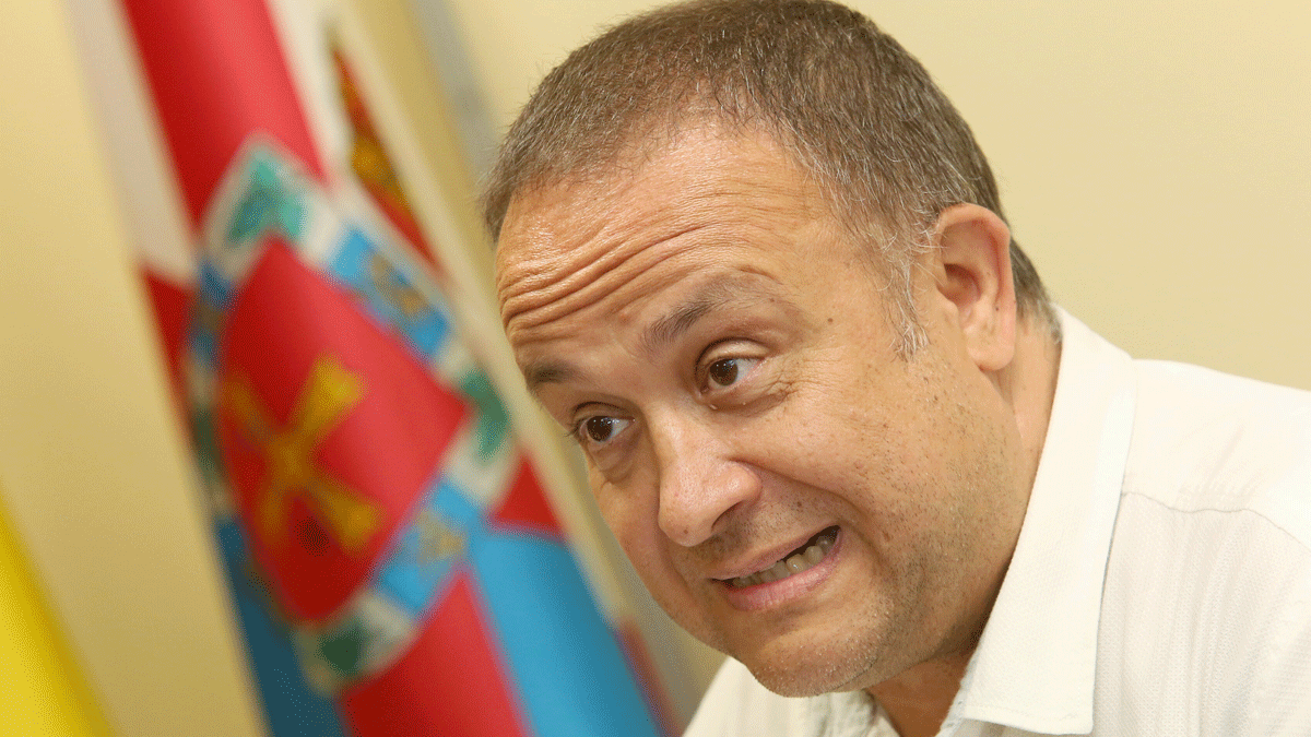 El presidente del Consejo Comarcal del Bierzo, Gerardo Álvarez Courel, este martes en su comparecencia ante los medios. | CÉSAR SÁNCHEZ (ICAL)