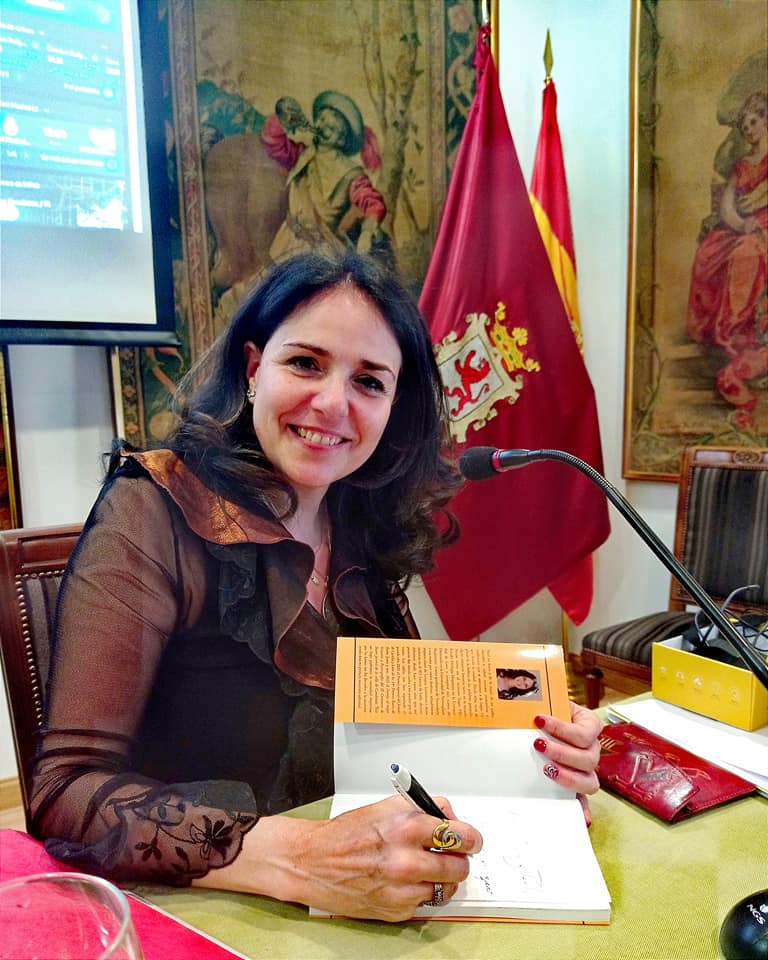 Mayela Paramio firmando uno de sus libros. 
