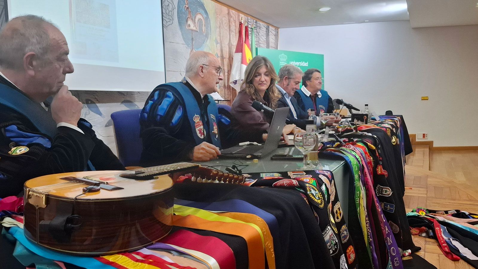 Un instante de la presentación del primer disco de la Cuarentuna Universitaria de León. | L.N.C