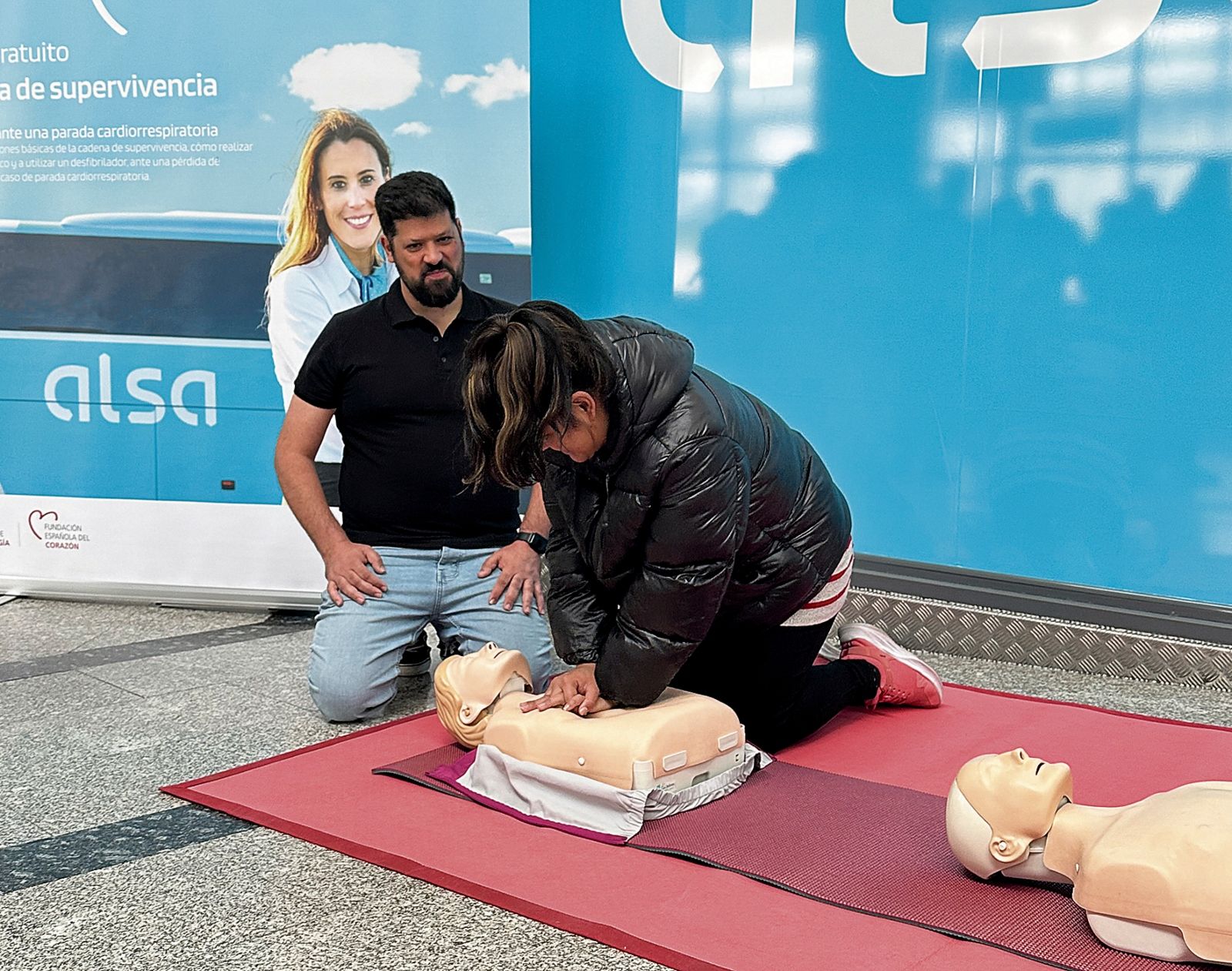 Talleres de reanimación cardiopulmonar (RCP) en la Estación de Autobuses de León organizados por ALSA |L.N.C. Talleres de reanimación cardiopulmonar (RCP) en la Estación de Autobuses de León organizados por ALSA |L.N.C.