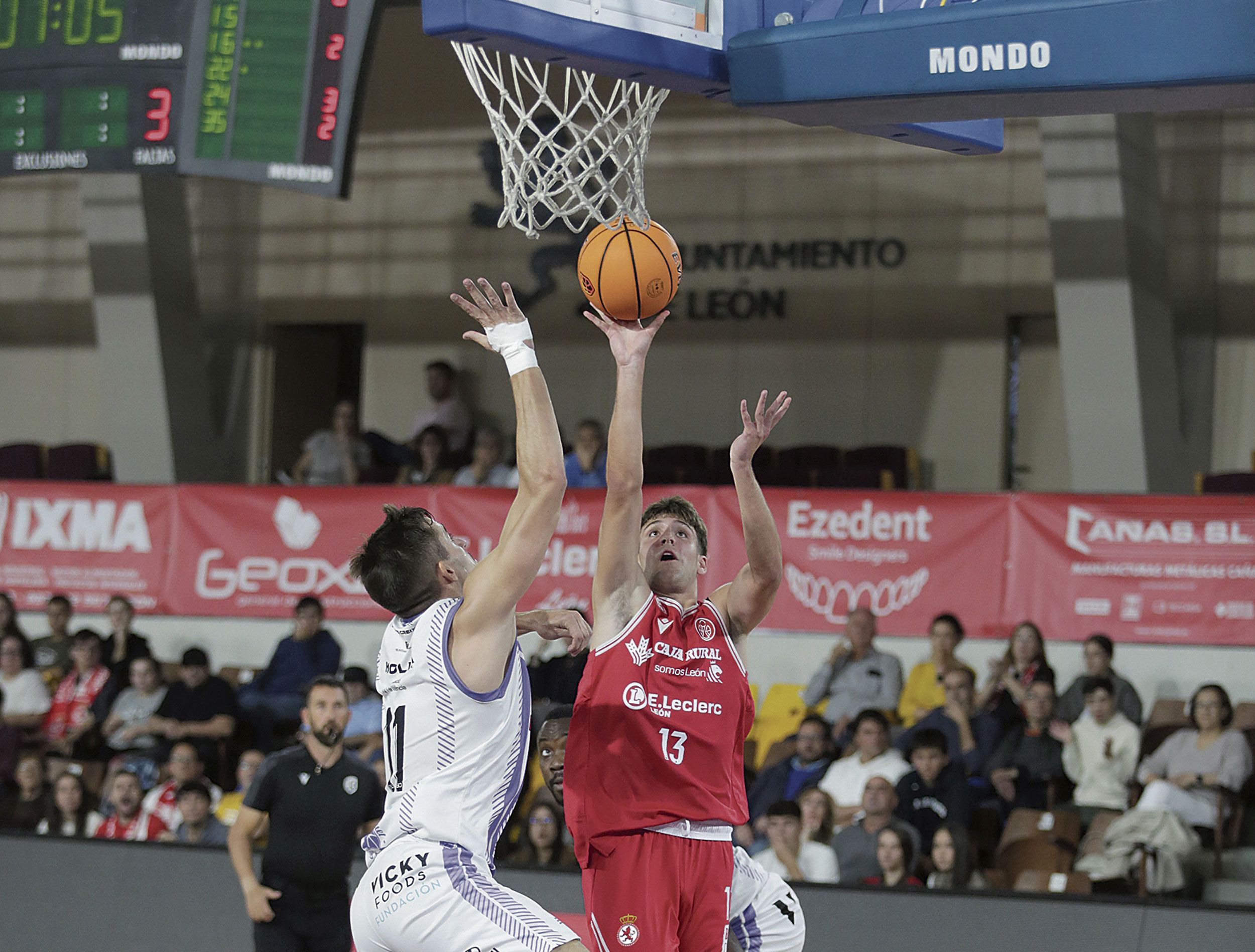 Domínguez, uno de los más destacados de la Cultural, realiza un tiro. FERNANDO OTERO