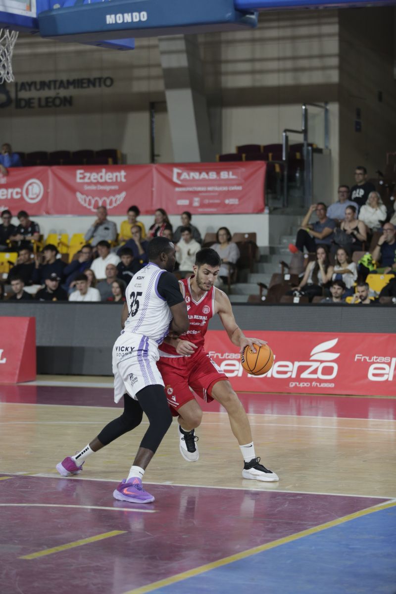 Orenga intenta postear ante un defensor del Gandía en la ronda anterior de Copa de la Cultural. | FERNANDO OTERO