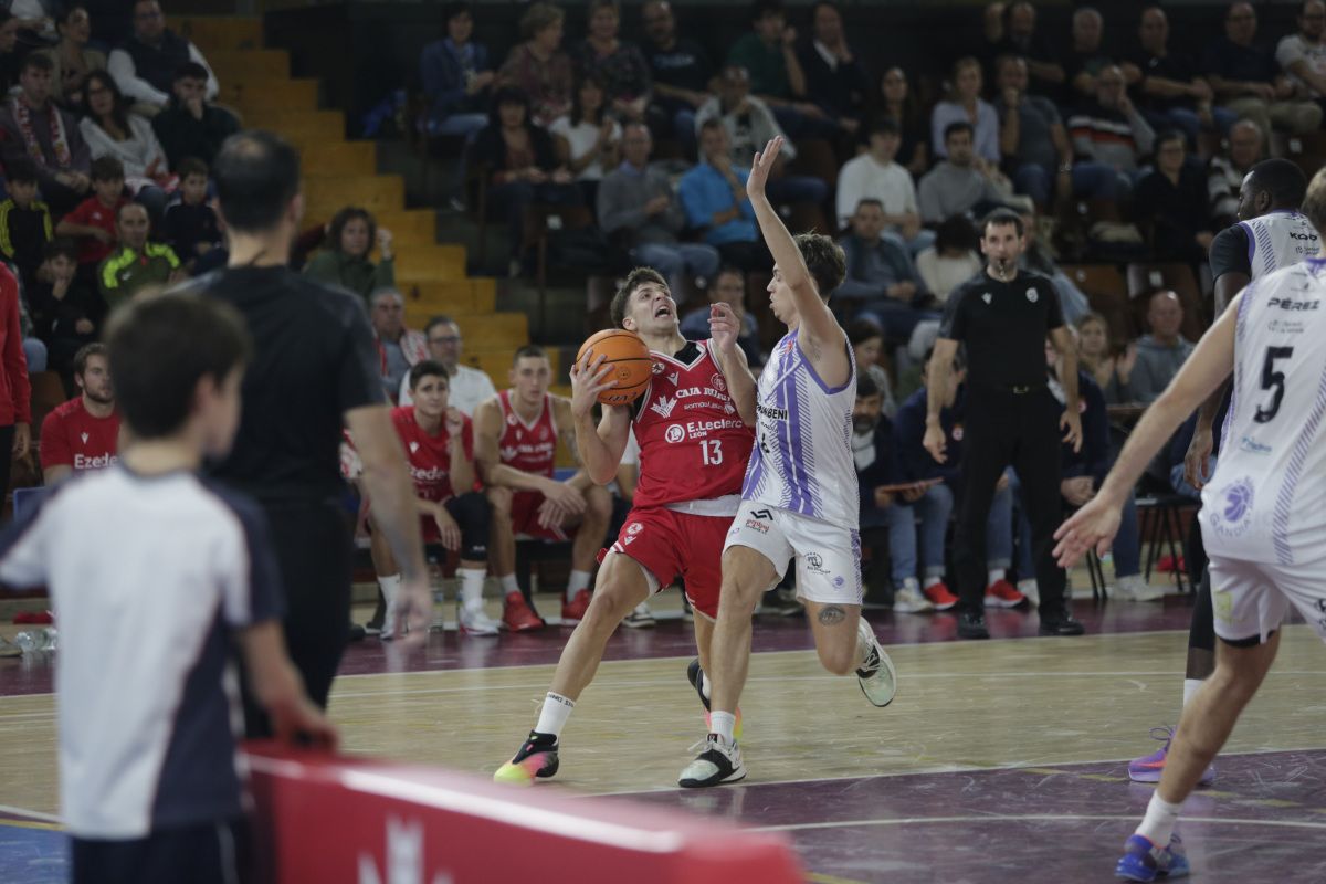 Domínguez busca un tiro frente a Gandía. | FERNANDO OTERO