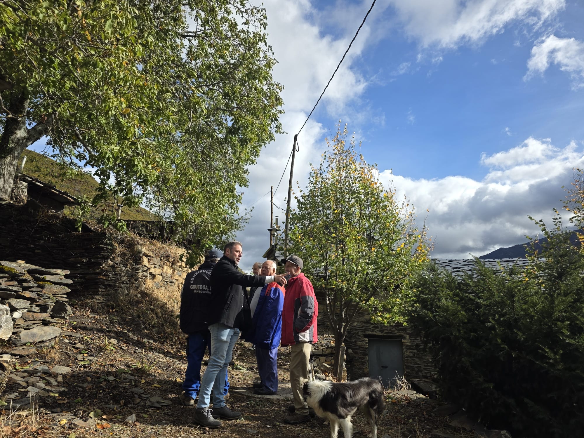 Visita a Montes de Valdueza por parte del edil de área. 