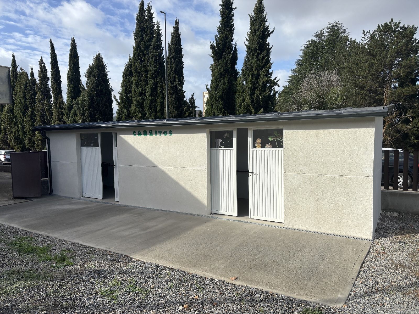 Nueva caseta para carritos en la Escuela Infantil Camino de Santiago. | JAVIER FERNÁNDEZ