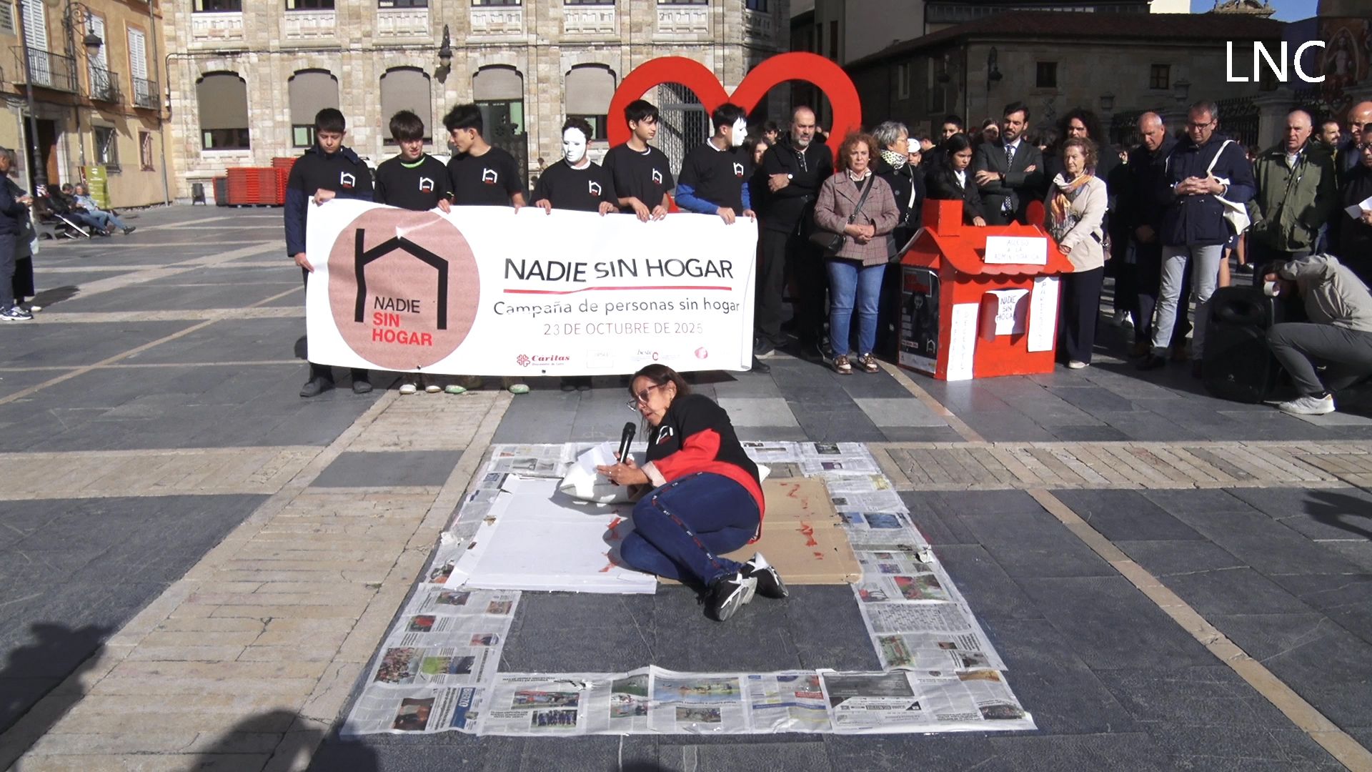 Cáritas visibiliza en León a las personas sin hogar y pide ayuda a través de la "sensibilización" | LAURA PASTORIZA