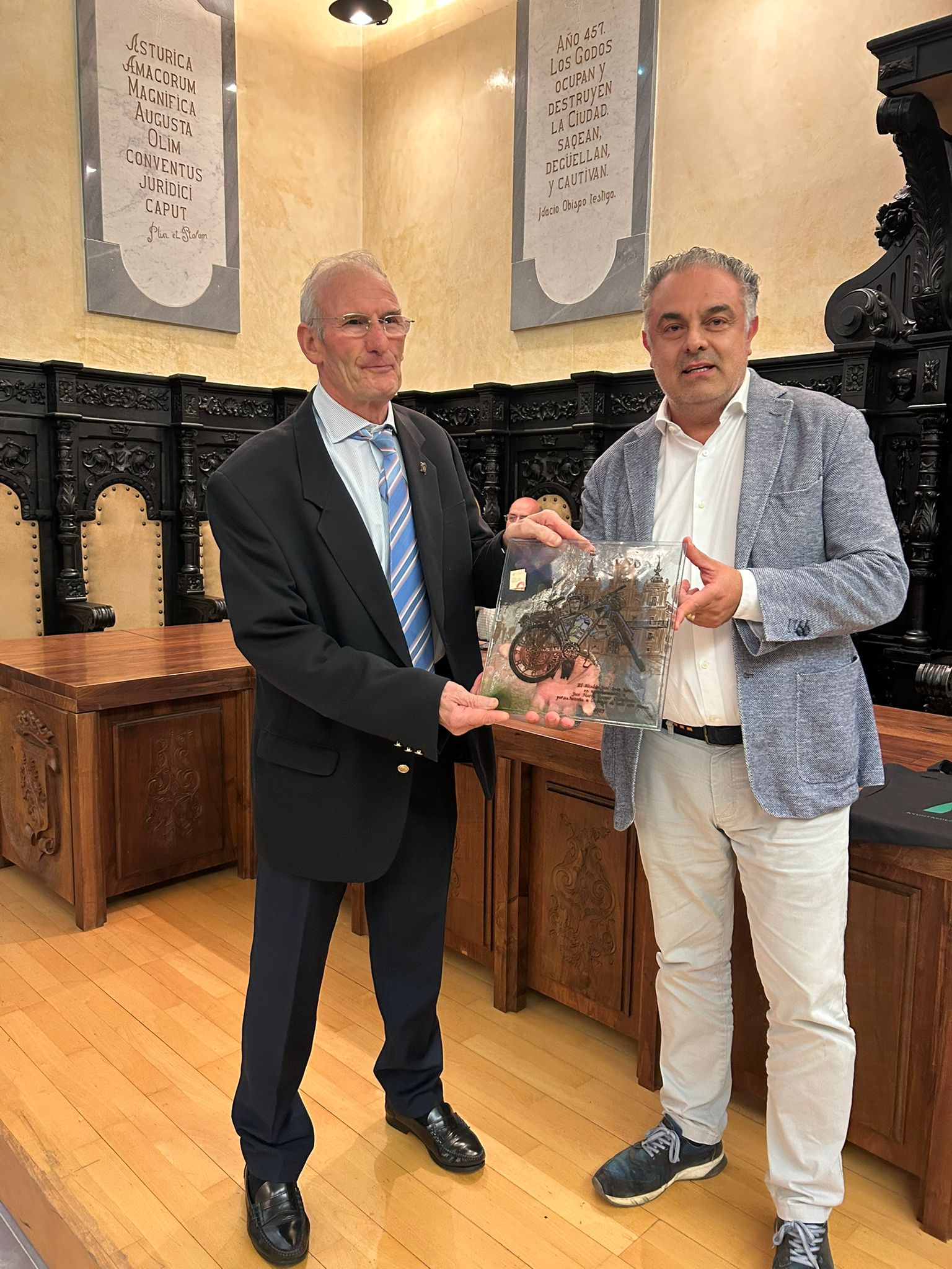 José María Ramos Castellanos y José Luis Nieto durante la entrega de placa. | L.N.C.