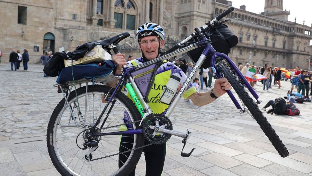 José María Ramos, con su bicicleta, en Santiago de Compostela. | L.N.C.
