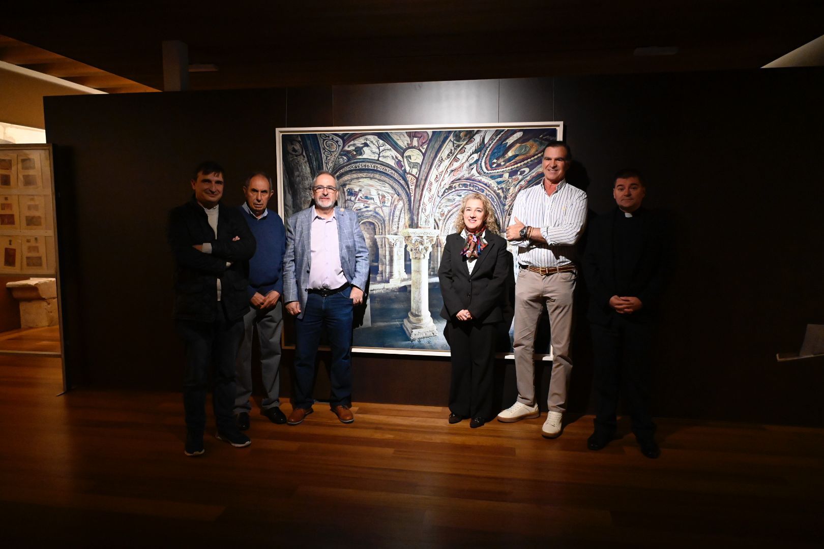 Los cedentes (a la izquierda) junto a la directora Raquel Jaén González, el fotógrafo Fernando Manso y el abad Luis García Gutiérrez. | SAÚL ARÉN