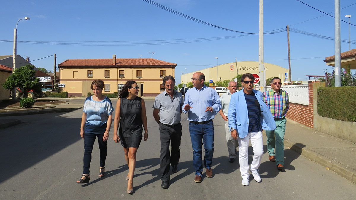 Francisco Castañón en su visita a Villar de Mazarife junto a los representantes de la Junta Vecinal. | L.N.C.