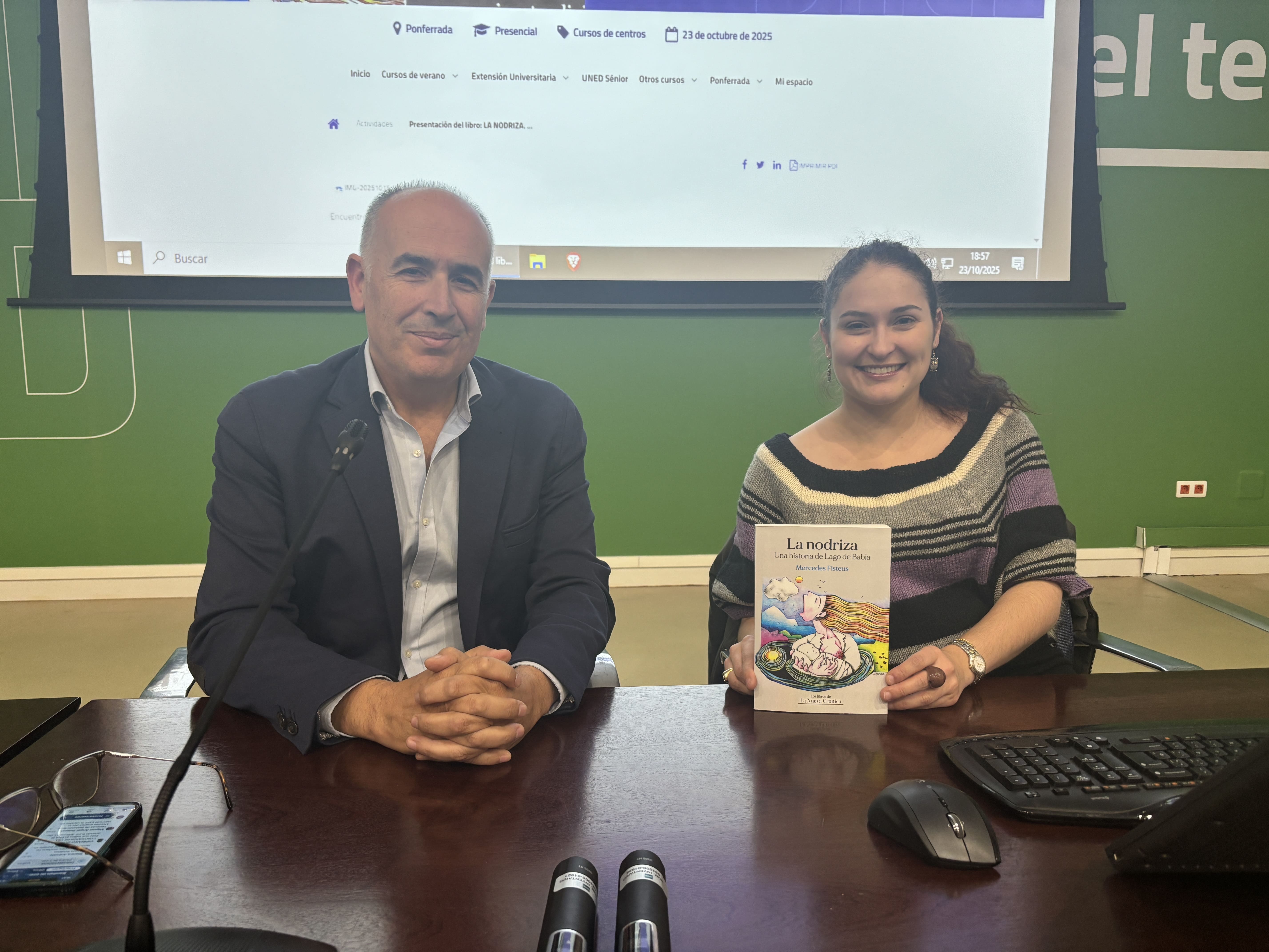 El profesor de la UNED Francisco Balado y la escritora Mercedes Fisteus. | JAVIER FERNÁNDEZ El profesor de la UNED Francisco Balado y la escritora Mercedes Fisteus. | JAVIER FERNÁNDEZ