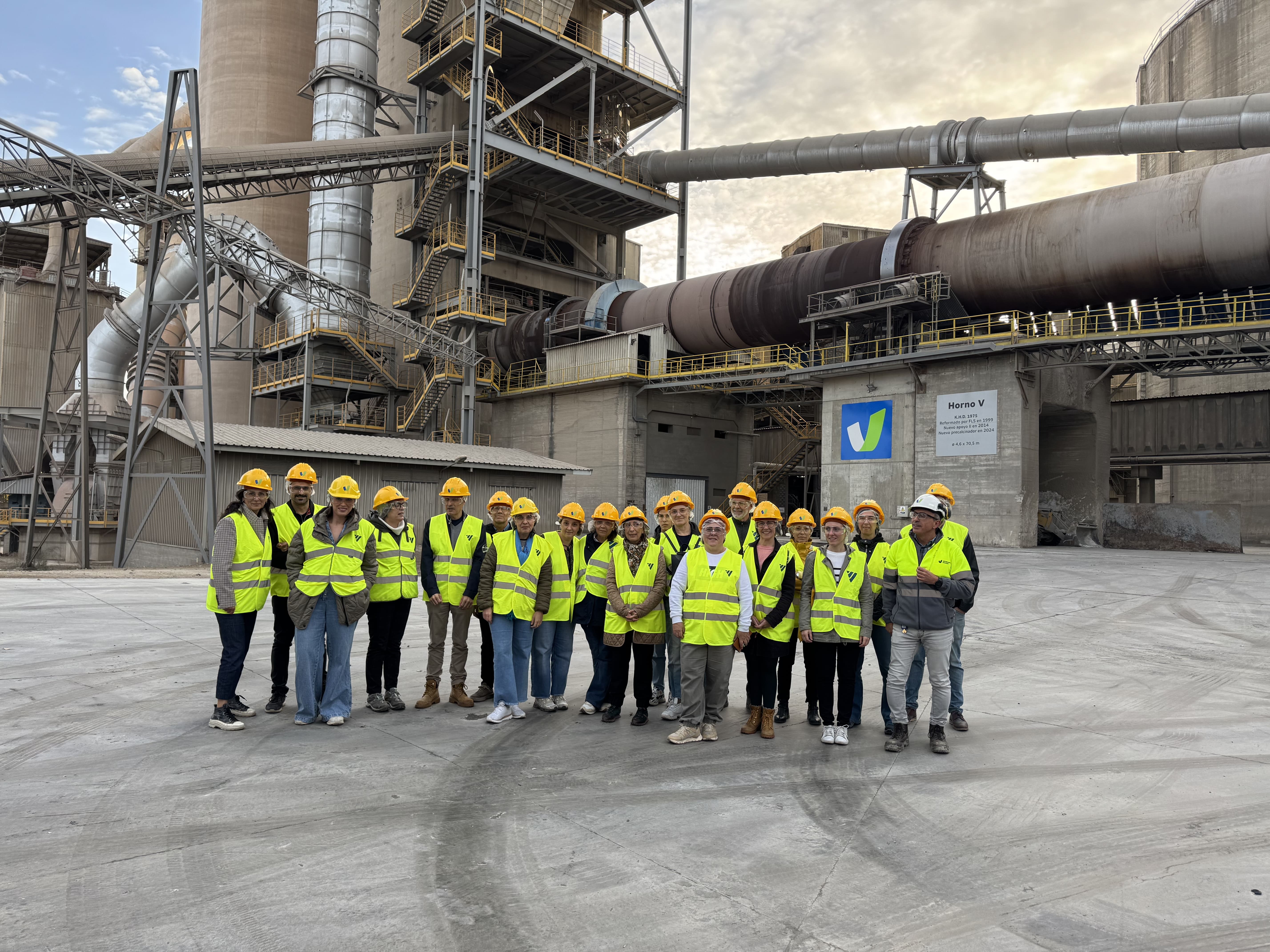 Visita de los profesores a la planta de Cosmos.