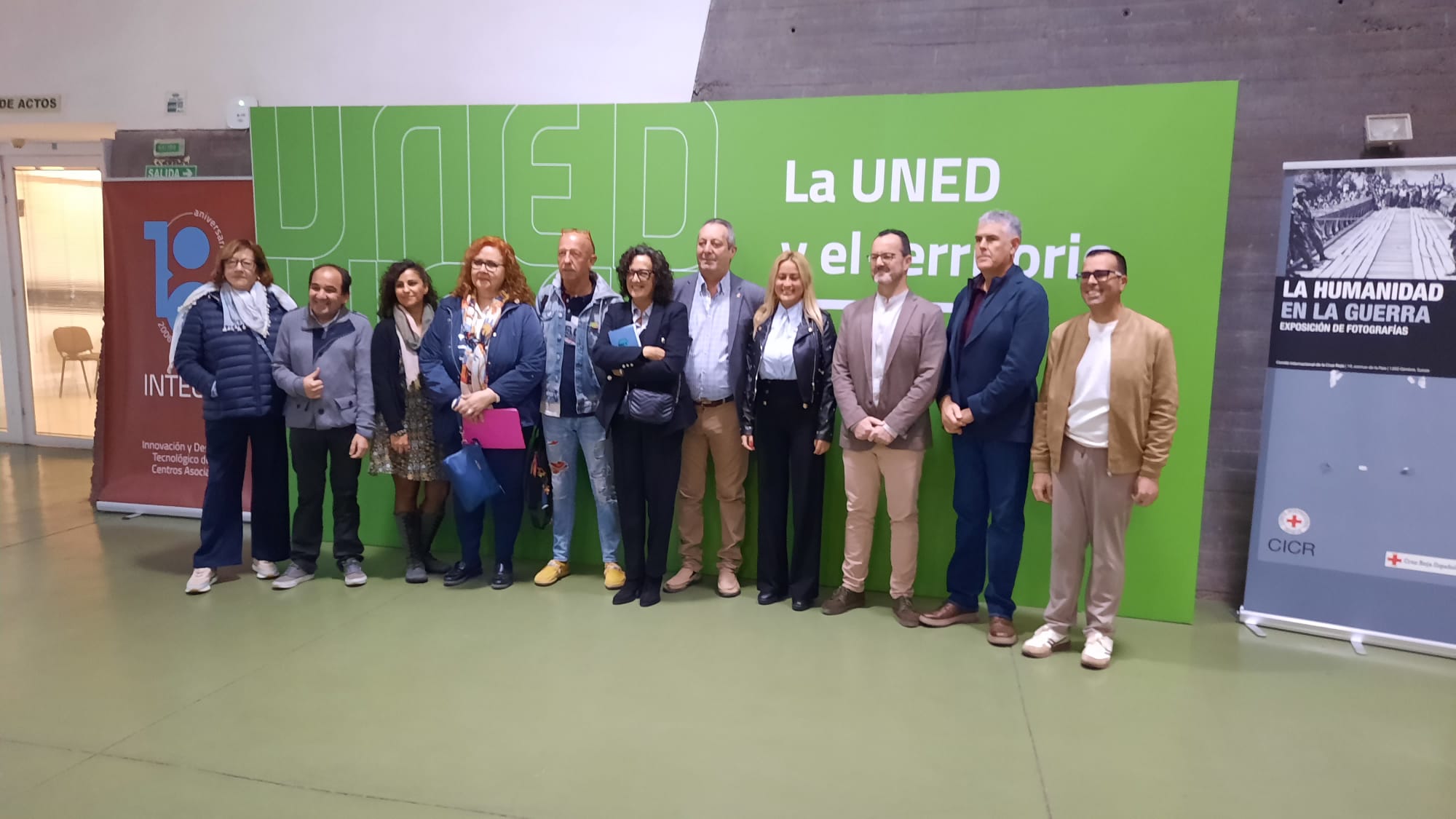 Jorge Álvarez (segundo por la izquierda) y Antonio López (séptimo) en la jornada de educadores sociales en la UNED.
