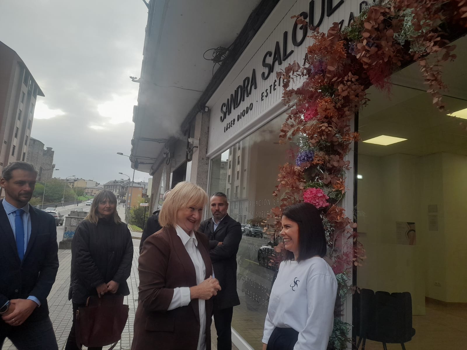 Leticia García con Sandra Salgueiro en el establecimiento ponferradino de la emprendedora. | MAR IGLESIAS