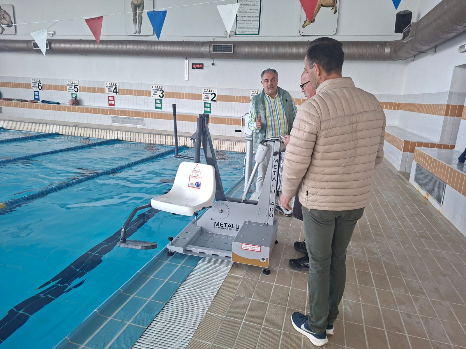Nuevo elevador portátil instalado en la piscina municipal de Astorga. | L.N.C.