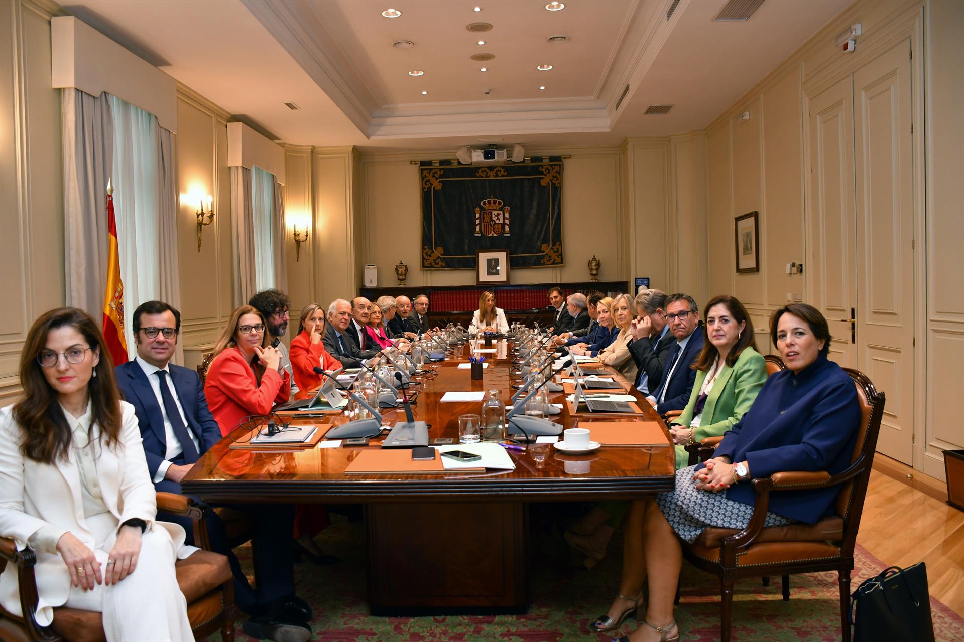 La presidenta del Tribunal Supremo y del Consejo General del Poder Judicial, Isabel Perelló (c), preside el primer pleno del nuevo Poder Judicial, en la sede del Consejo General del Poder Judicial