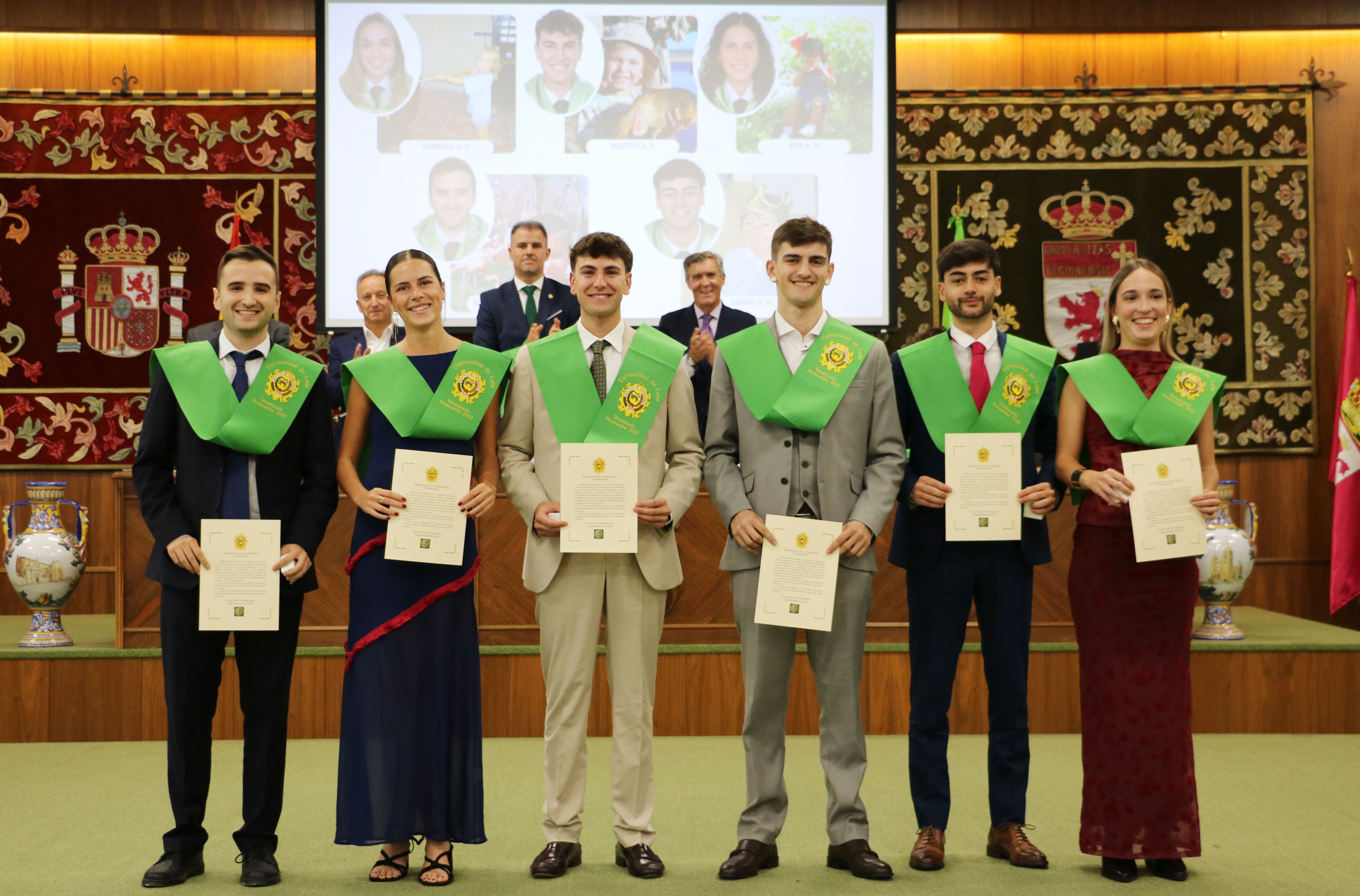 Los nuevos graduados junto con sus diplomas acreditativos