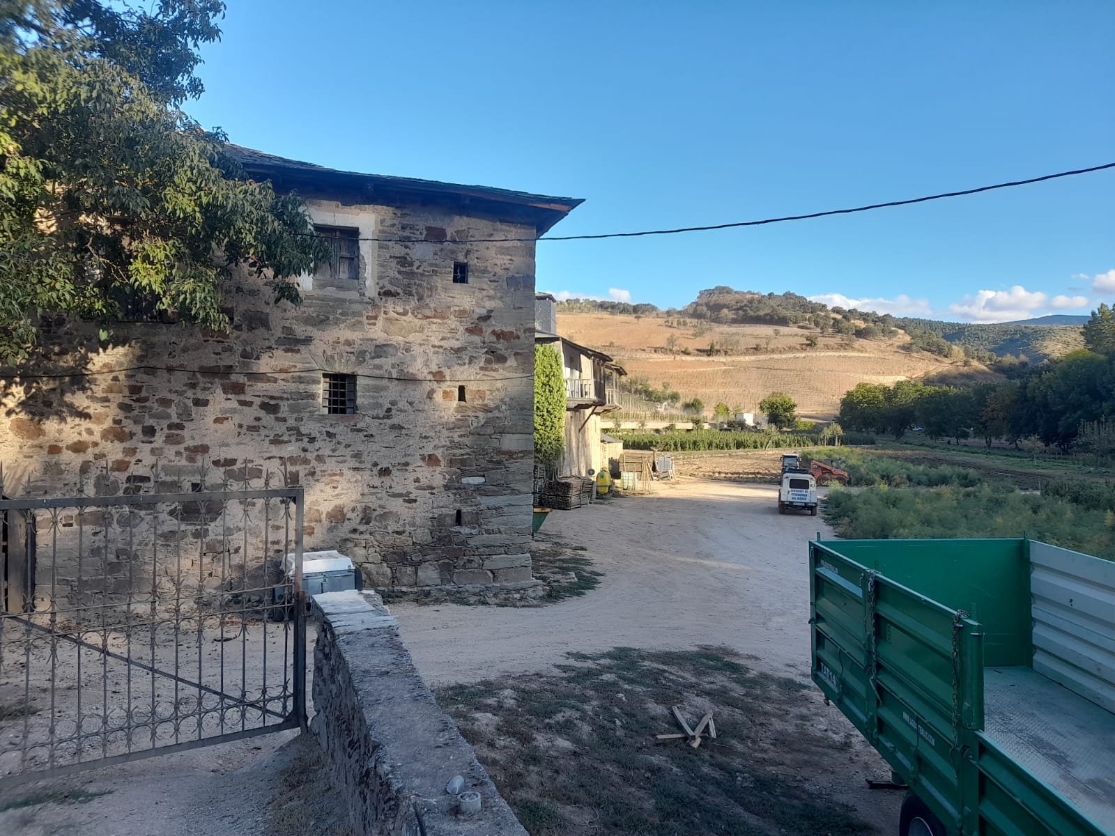 Entrada a la Granja de Santullano en plena recuperación. | MAR IGLESIAS Entrada a la Granja de Santullano en plena recuperación. | MAR IGLESIAS
